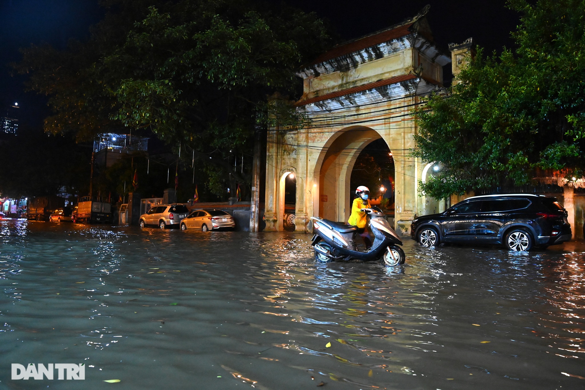 Hà Nội ngập sâu trong nước sau cơn mưa ngắn chưa đầy 1 tiếng đồng hồ - 23 Hà Nội ngập sâu trong nước sau cơn mưa ngắn chưa đầy 1 tiếng đồng hồ - 23