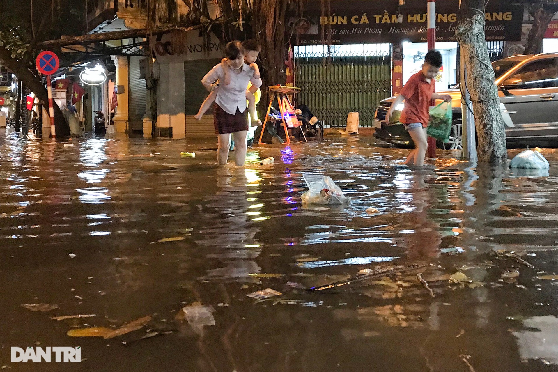 Hà Nội ngập sâu trong nước sau cơn mưa ngắn chưa đầy 1 tiếng đồng hồ - 16 Hà Nội ngập sâu trong nước sau cơn mưa ngắn chưa đầy 1 tiếng đồng hồ - 16