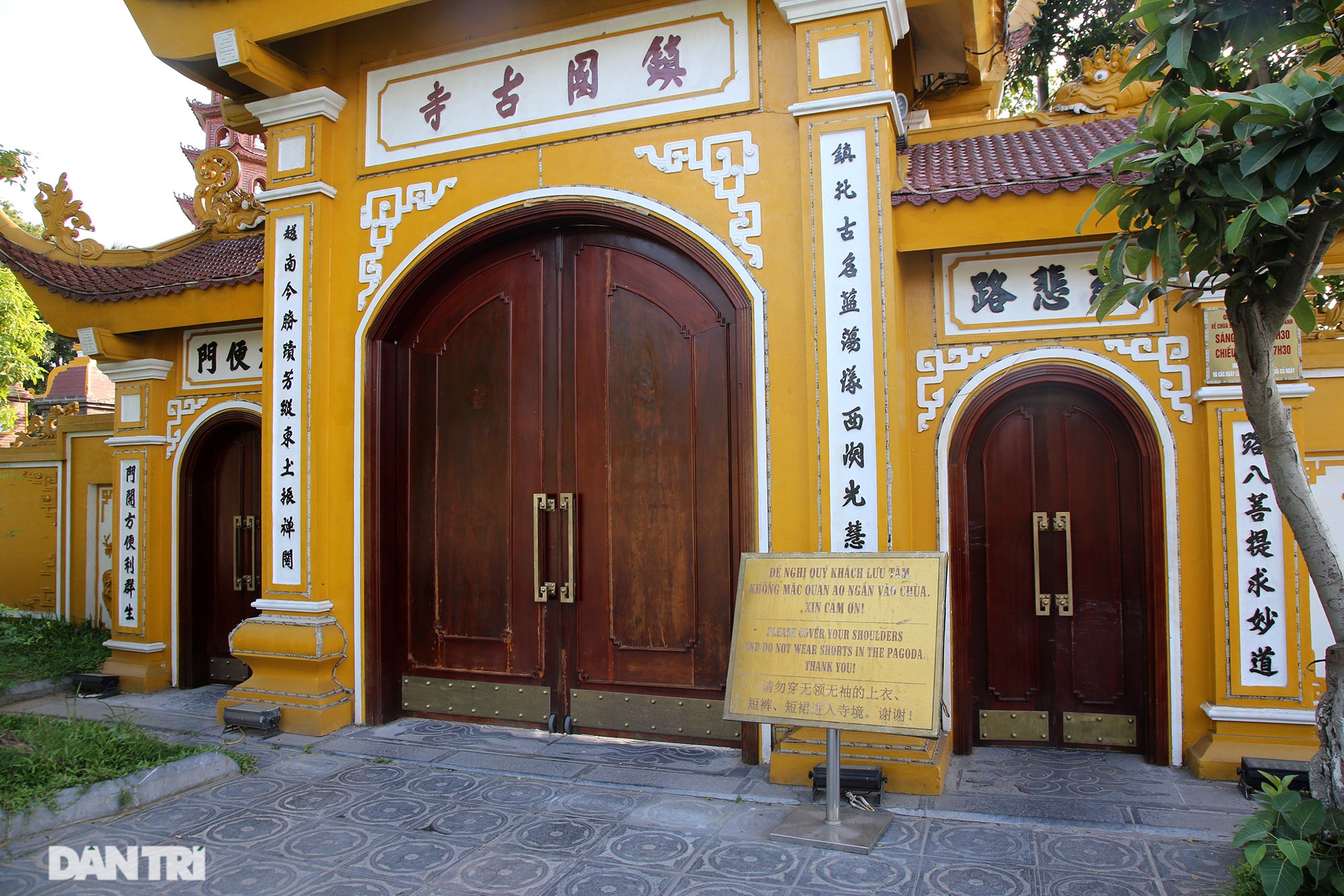 Đền, chùa ở Hà Nội cửa đóng then cài ngay cả trong thời điểm lễ Phật đản
