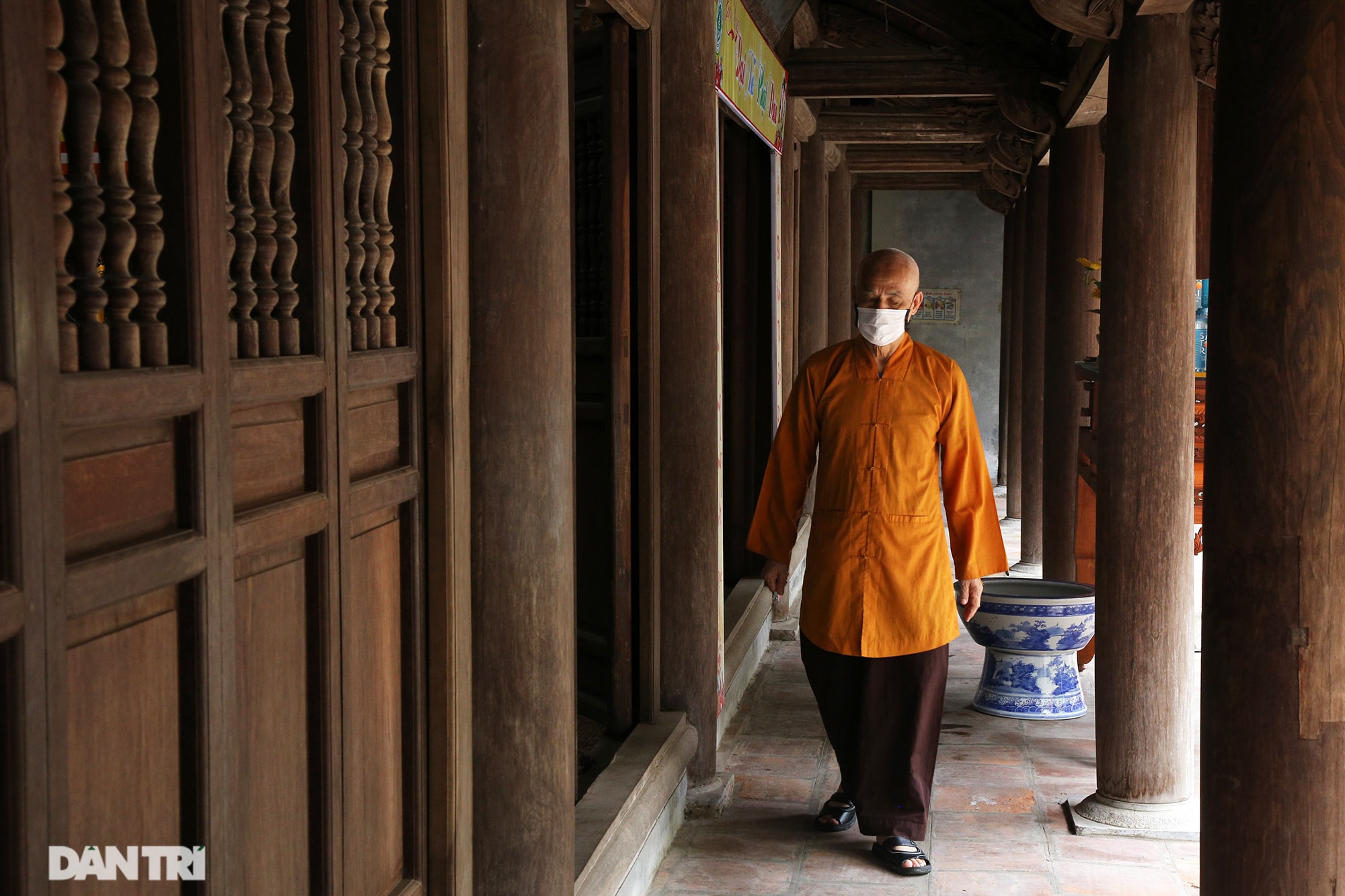 Đền, chùa ở Hà Nội cửa đóng then cài ngay cả trong thời điểm lễ Phật đản
