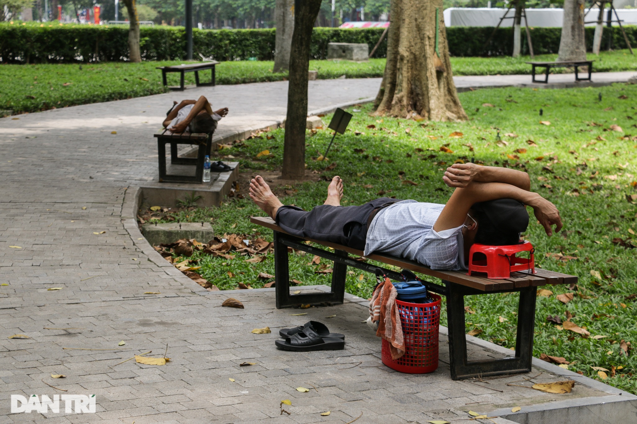 2 tuần nắng nóng ở Hà Nội: Người dân tụ tập giải nhiệt bất chấp lệnh cấm - 9