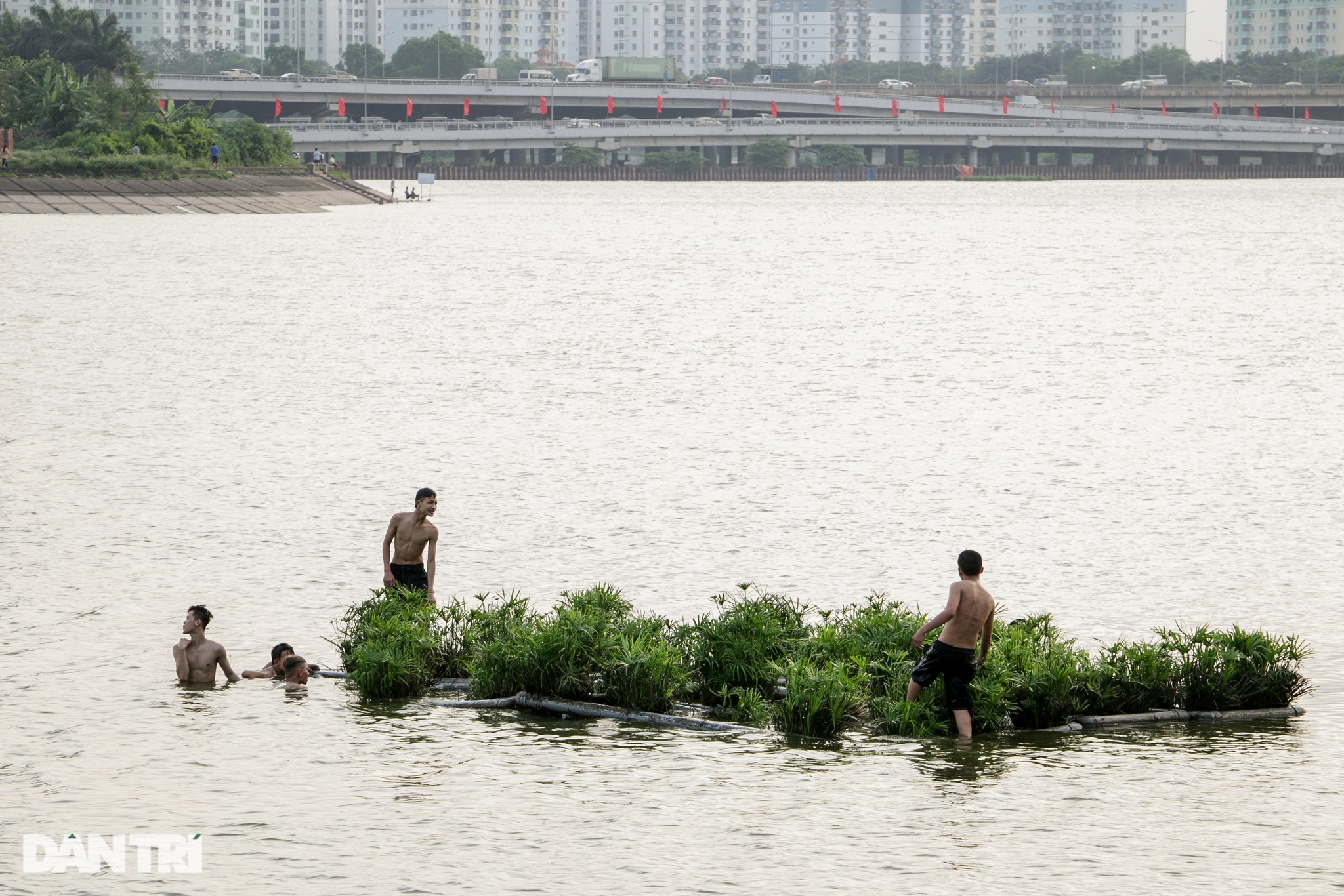 2 tuần nắng nóng ở Hà Nội: Người dân tụ tập giải nhiệt bất chấp lệnh cấm - 15