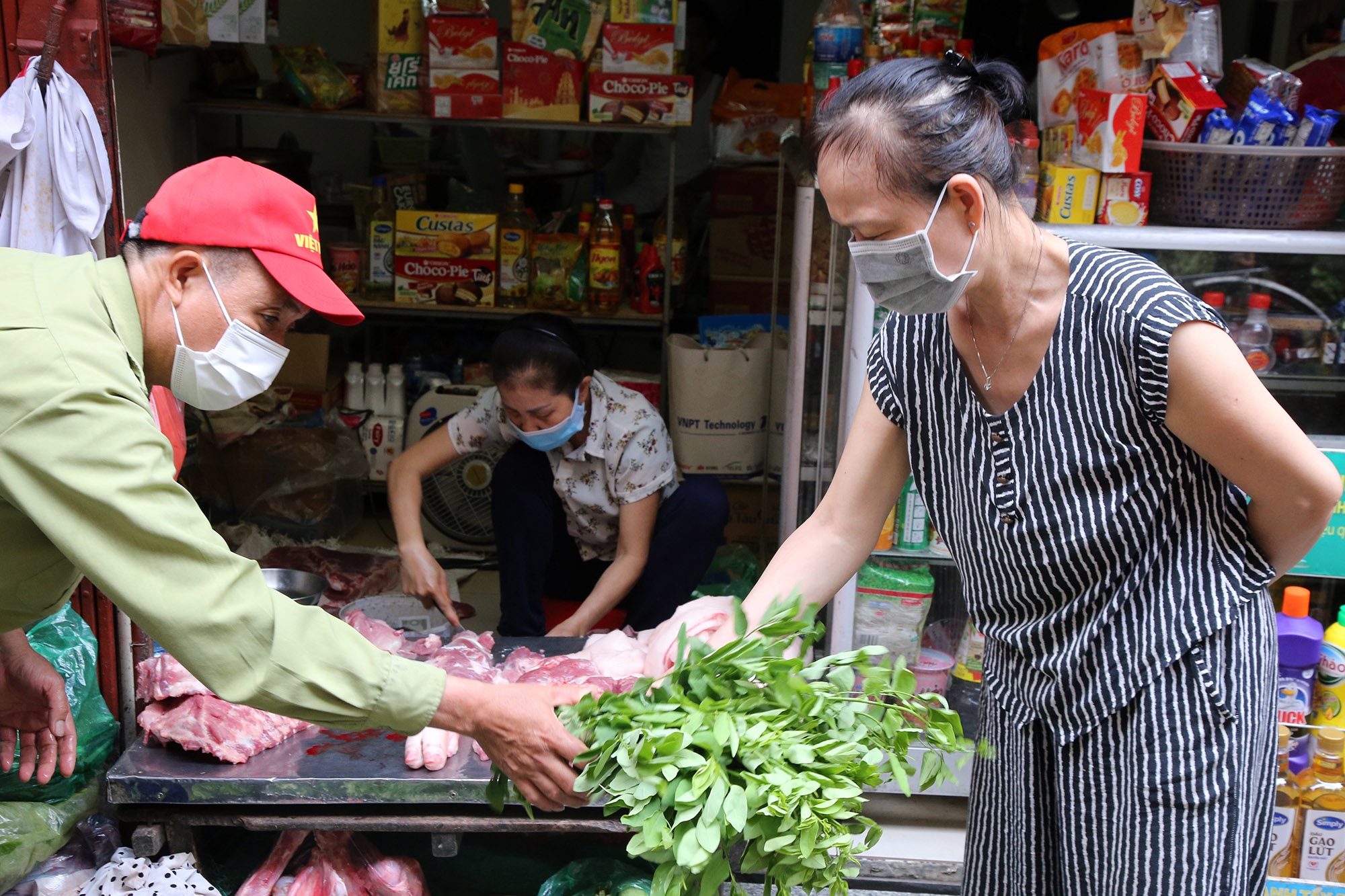 Hoạt động họp chợ ở Hà Nội bị đảo lộn, người dân bở hơi tai để thích ứng - 14