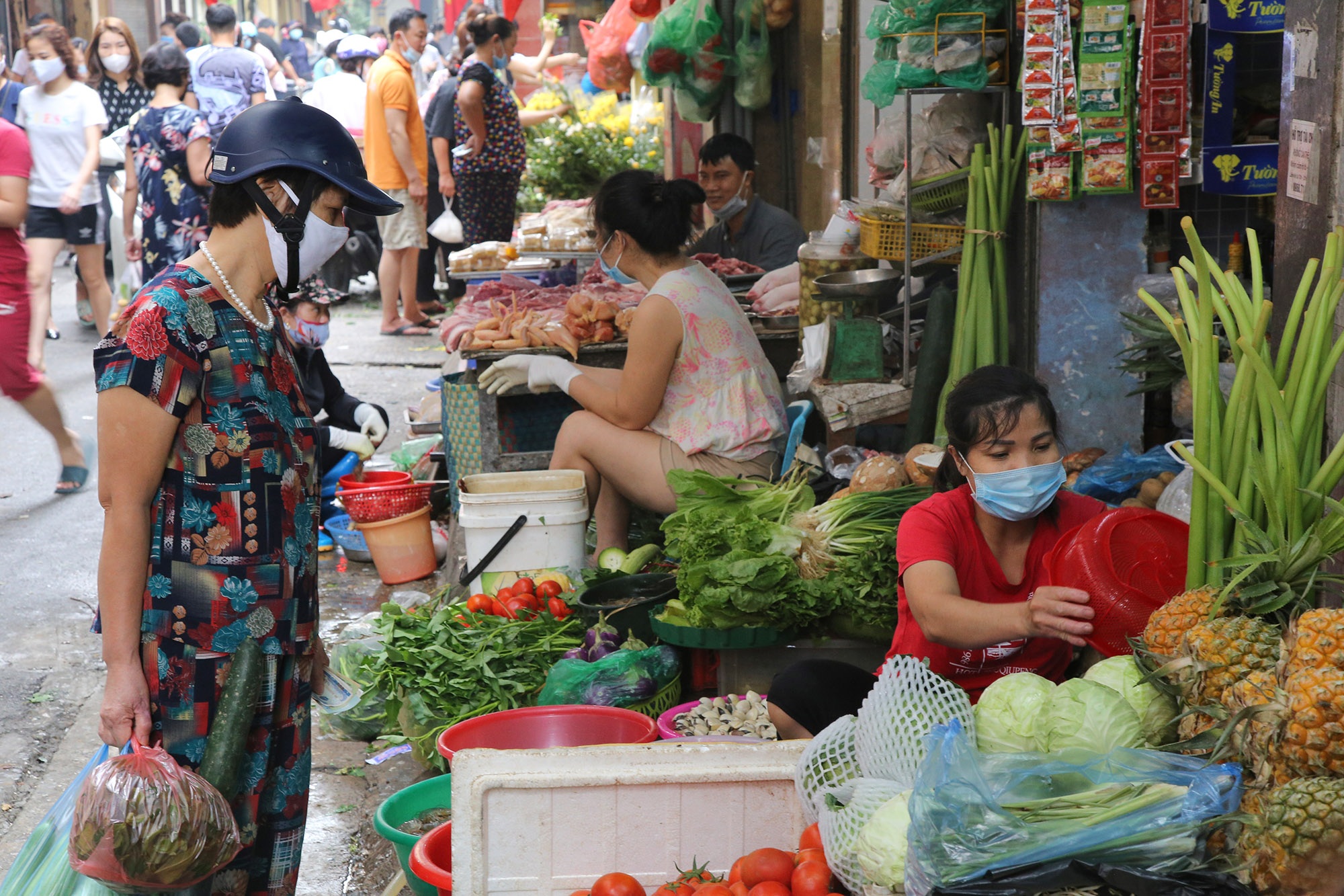 Hoạt động họp chợ ở Hà Nội bị đảo lộn, người dân bở hơi tai để thích ứng - 16