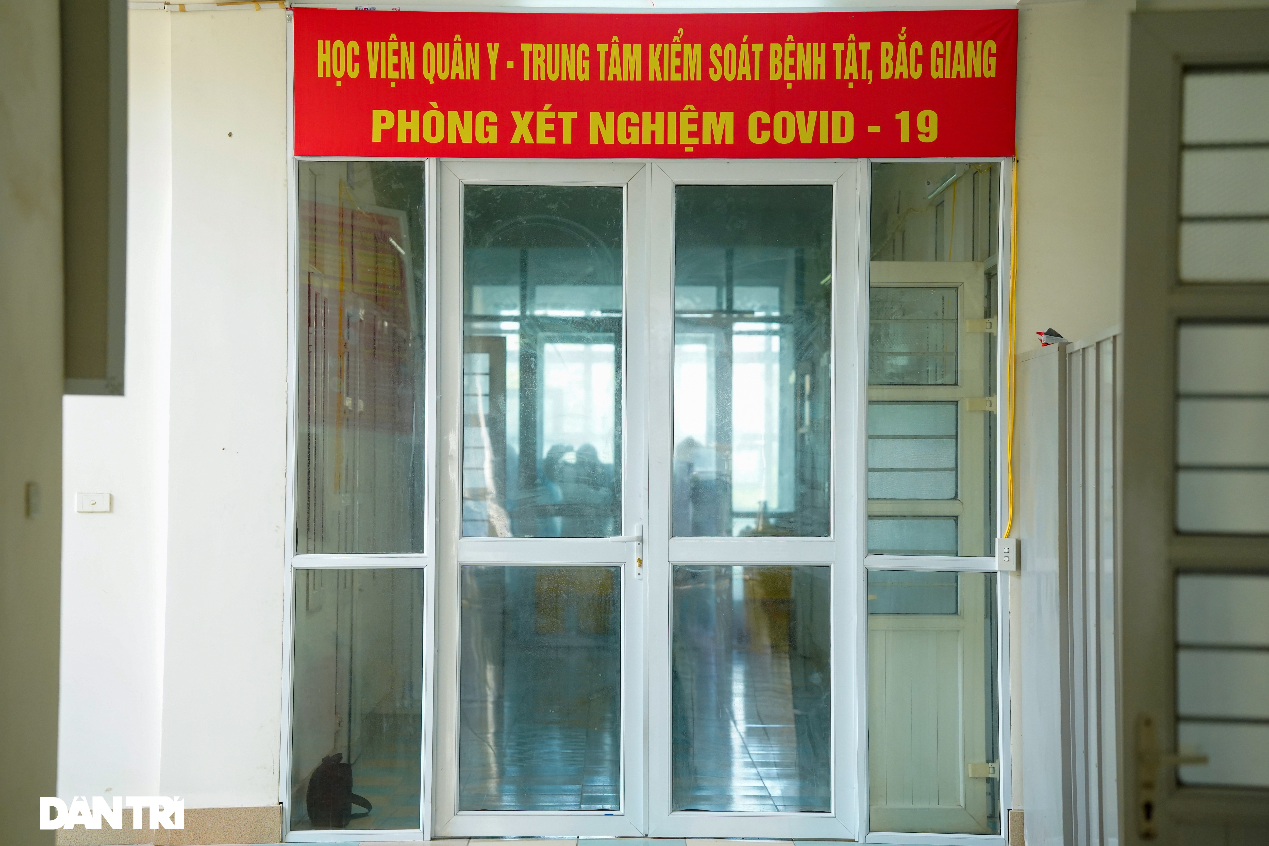 Cận cảnh khu xét nghiệm lớn nhất Việt Nam, cao điểm xử lý 20.000 mẫu/ngày - 1