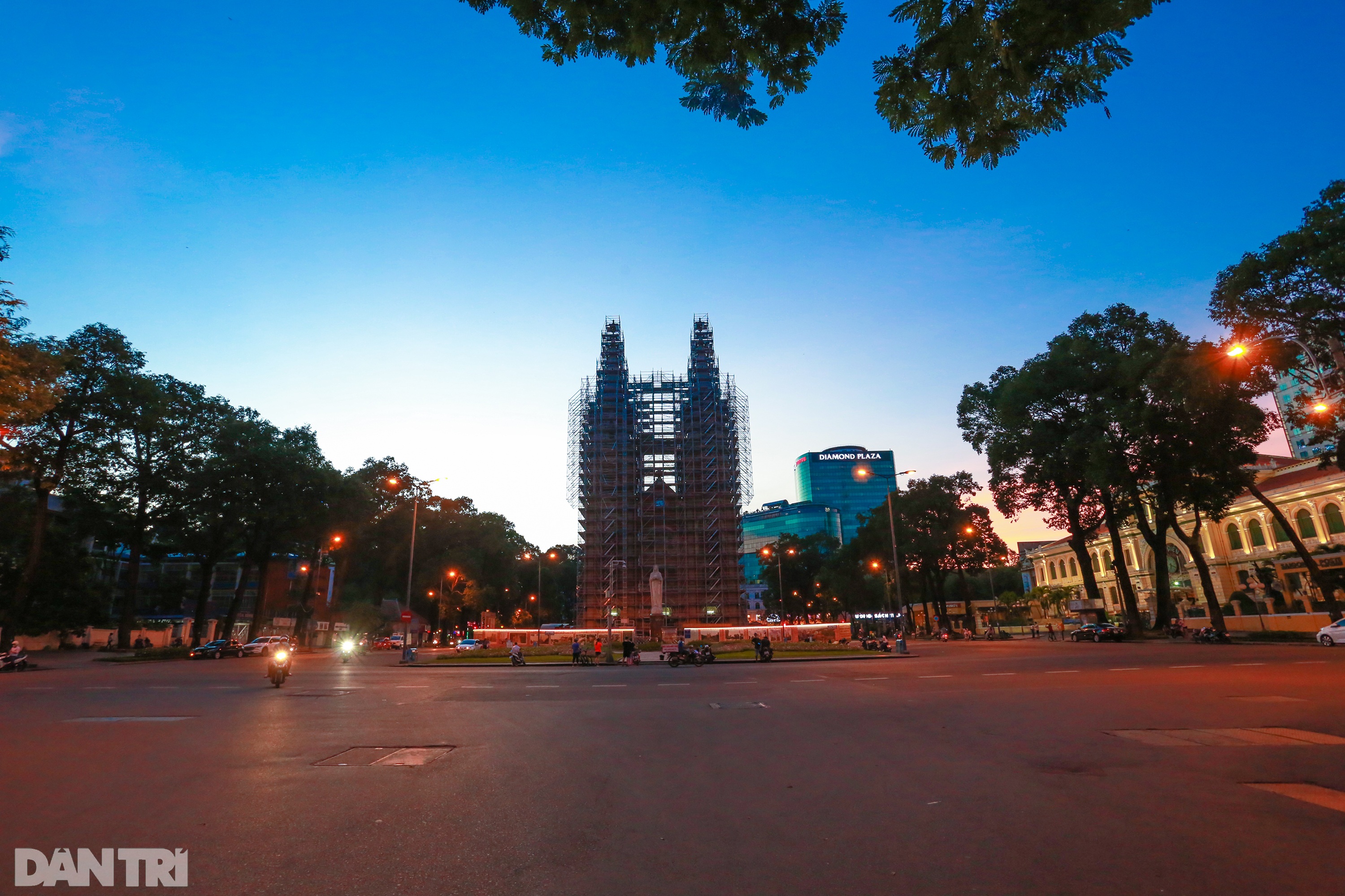 TPHCM trước giãn cách: Lác đác vài chiếc xe trên đường, nhìn mà buồn ngủ - 10 TPHCM trước giãn cách: Lác đác vài chiếc xe trên đường, nhìn mà buồn ngủ - 10