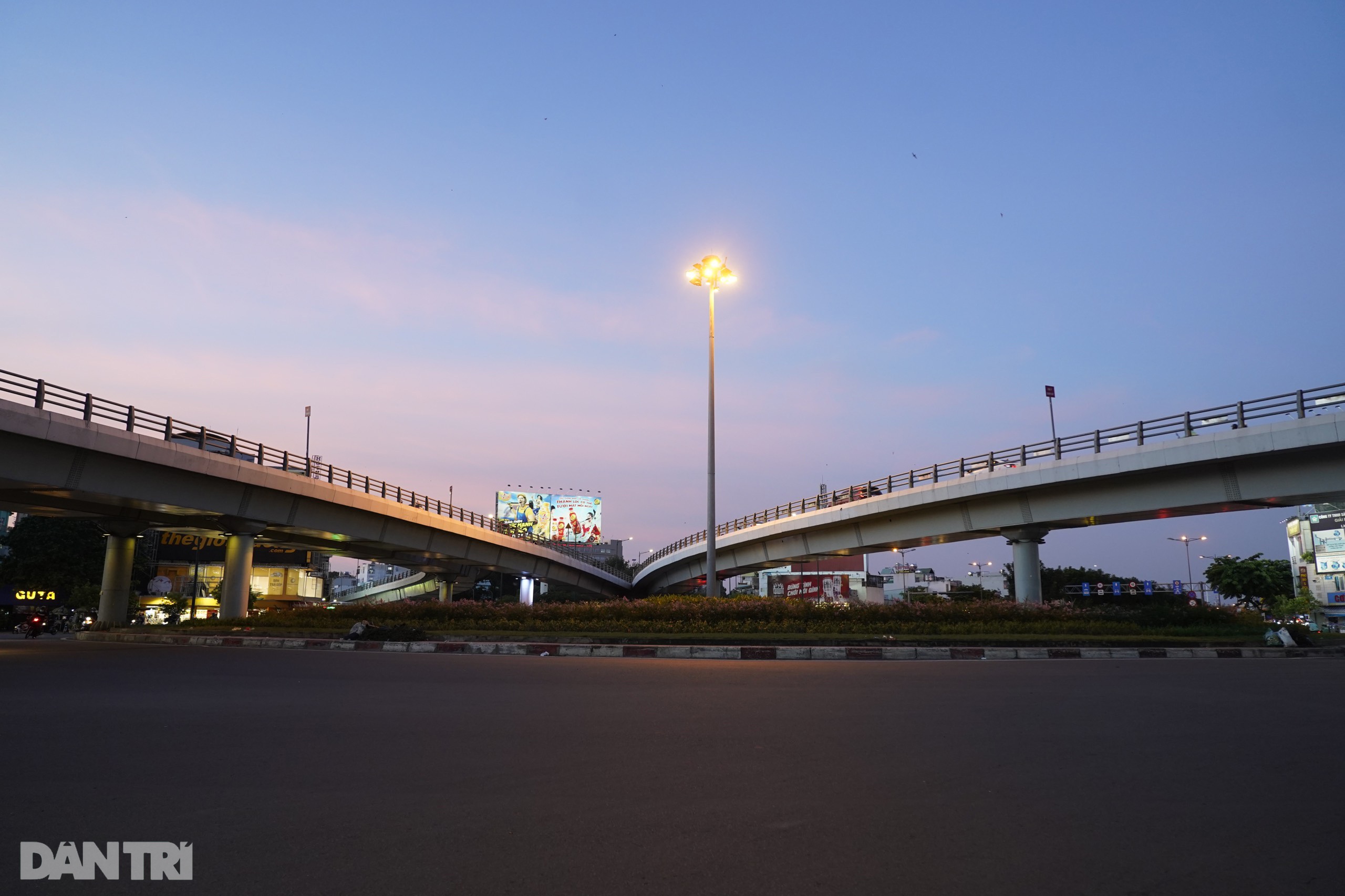 TPHCM trước giãn cách: Lác đác vài chiếc xe trên đường, nhìn mà buồn ngủ - 6 TPHCM trước giãn cách: Lác đác vài chiếc xe trên đường, nhìn mà buồn ngủ - 6