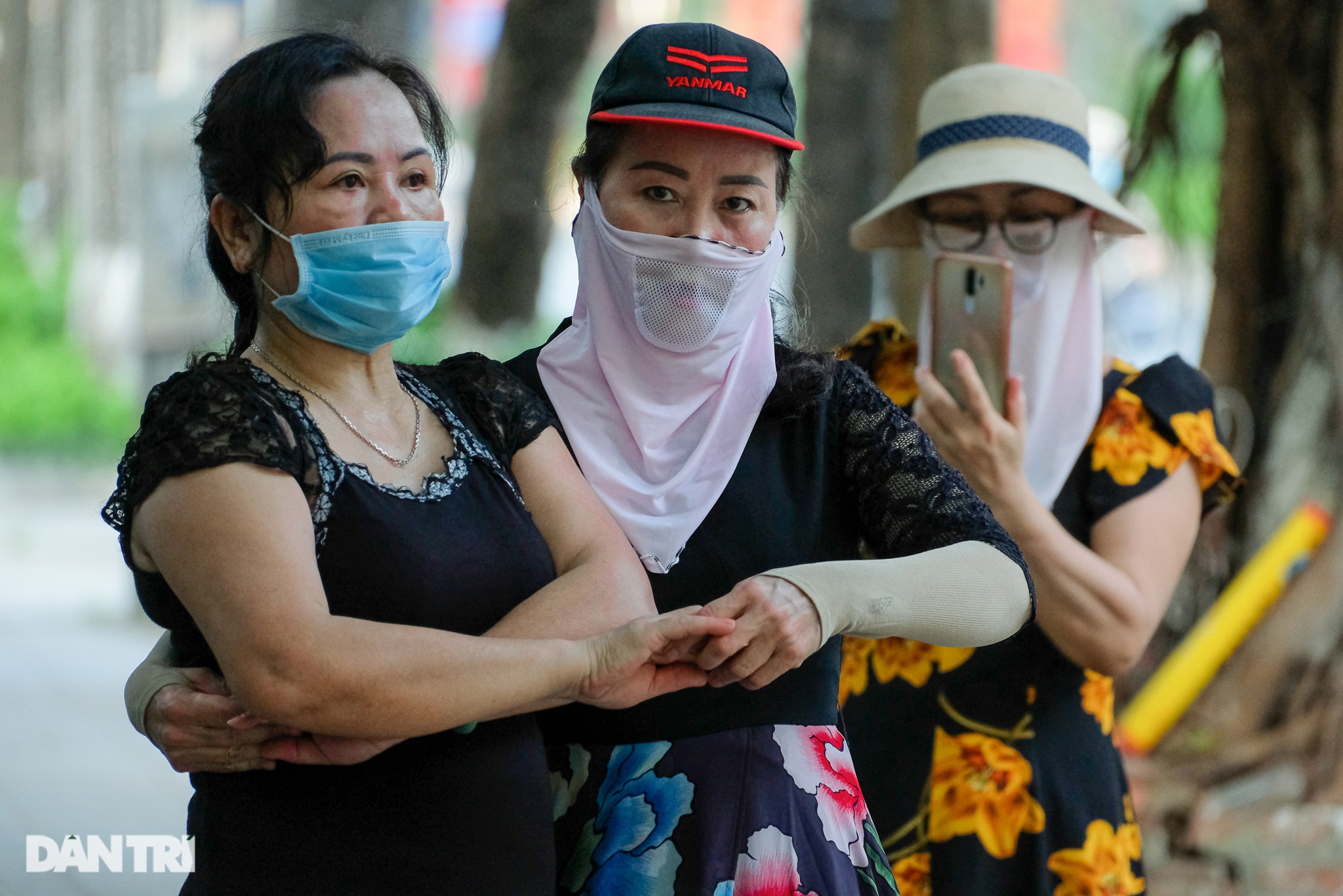 Hồ Gươm biến thành trường đua xe đạp, chật ních người đi bộ tập thể dục - 13 Hồ Gươm biến thành trường đua xe đạp, chật ních người đi bộ tập thể dục - 13
