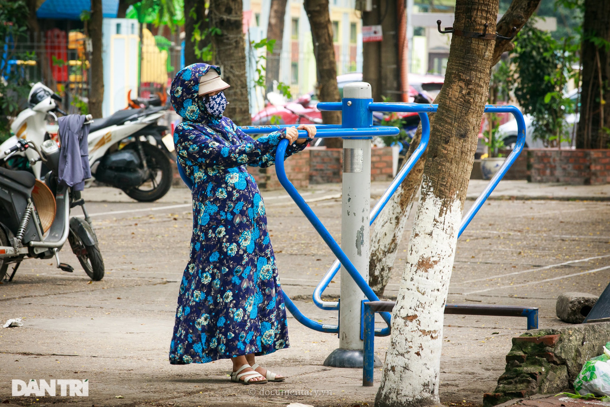 Hồ Gươm biến thành trường đua xe đạp, chật ních người đi bộ tập thể dục - 17 Hồ Gươm biến thành trường đua xe đạp, chật ních người đi bộ tập thể dục - 17