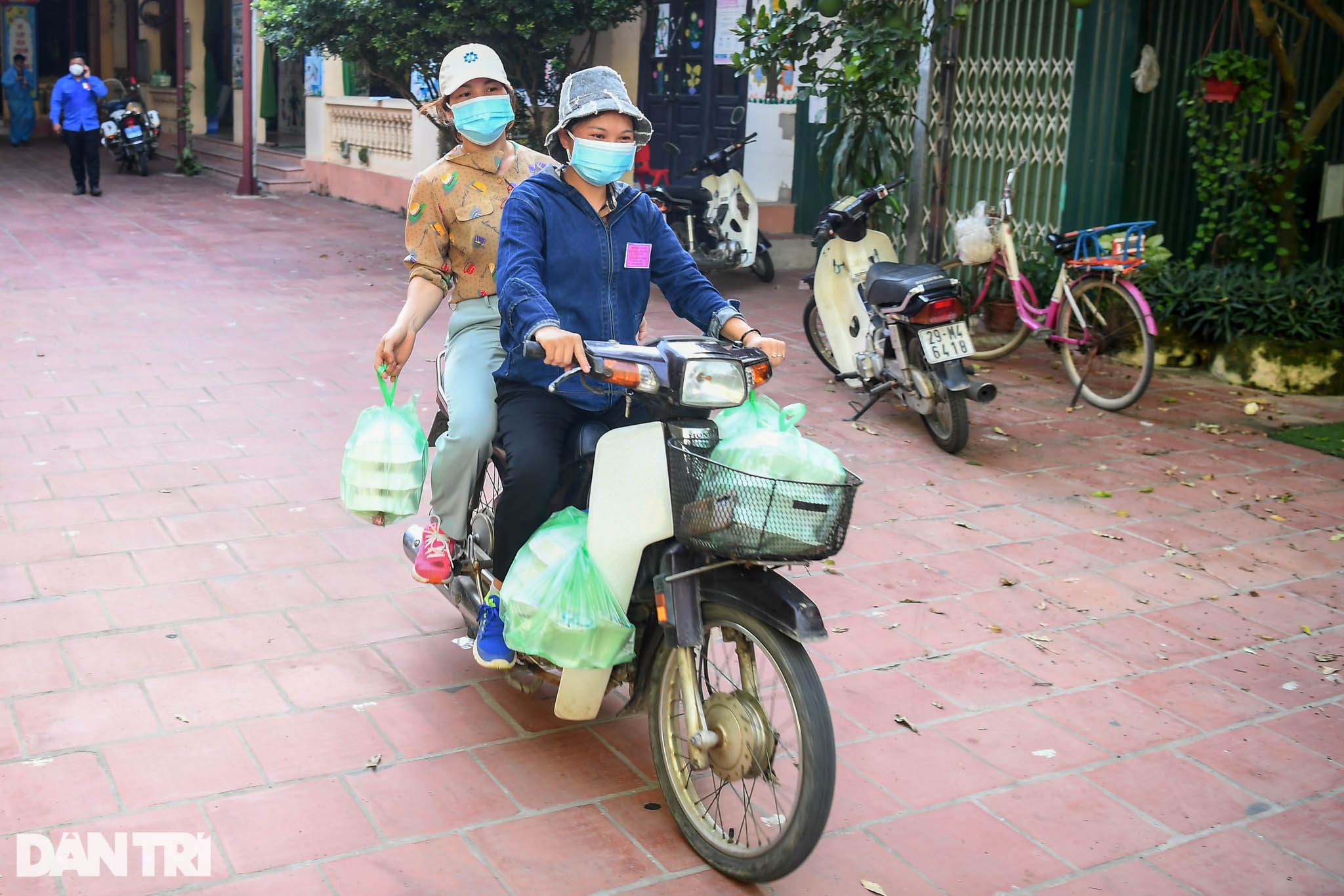 Tâm dịch Bắc Ninh: Nông dân không ra đồng, lúa và hoa màu tự chất đầy nhà - 21