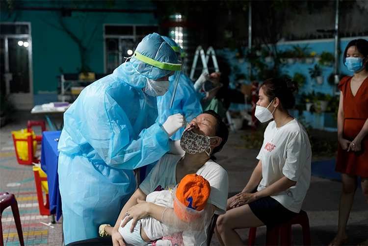 Đôi mắt ngàu đỏ của nữ y tá khi ca nhiễm từ nhóm truyền giáo tăng kỷ lục - 3 Đôi mắt ngàu đỏ của nữ y tá khi ca nhiễm từ nhóm truyền giáo tăng kỷ lục - 3