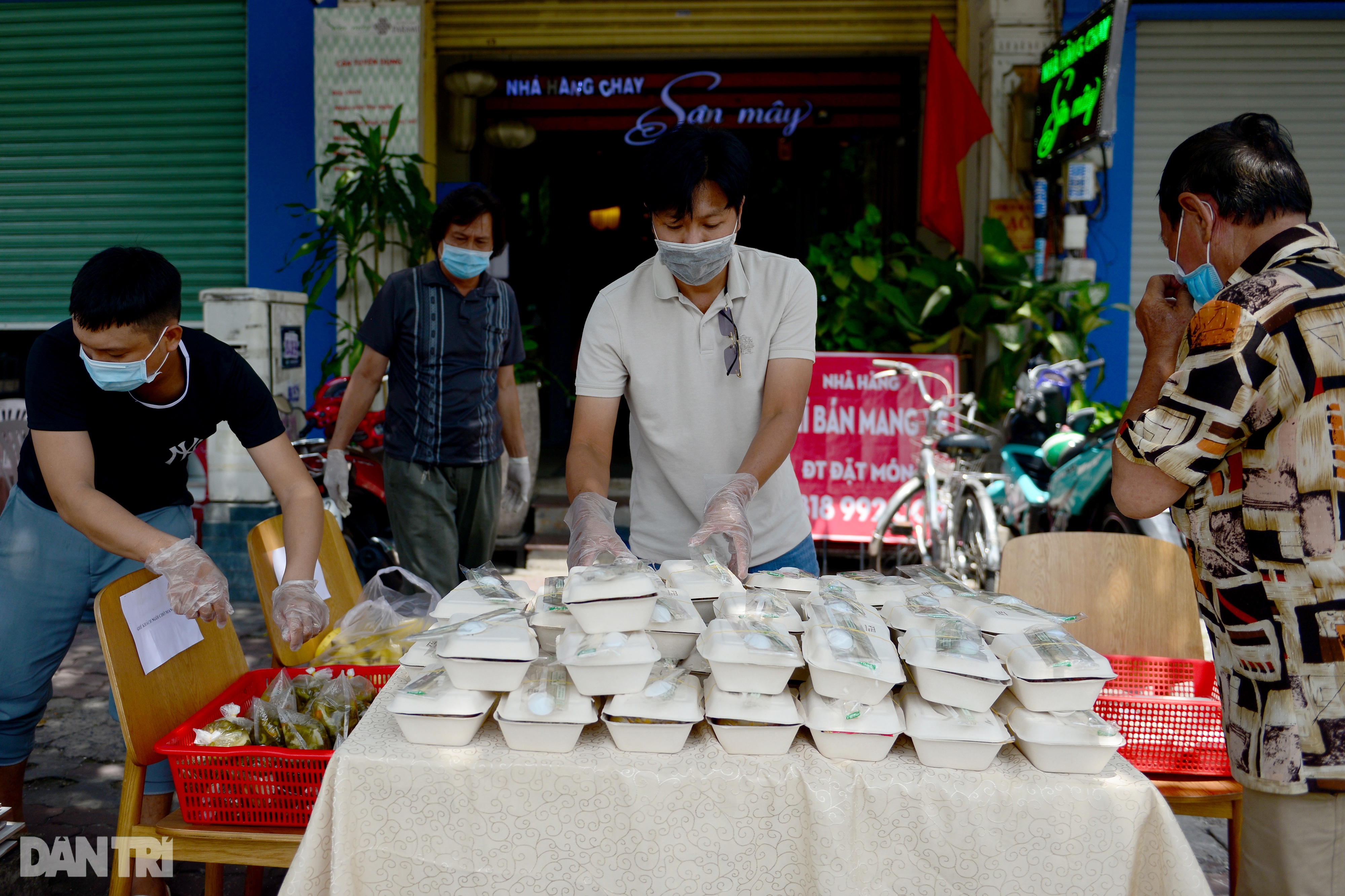 Người lao động nghèo ở Sài Gòn vất vả mưu sinh sau 1 tuần giãn cách xã hội - 9