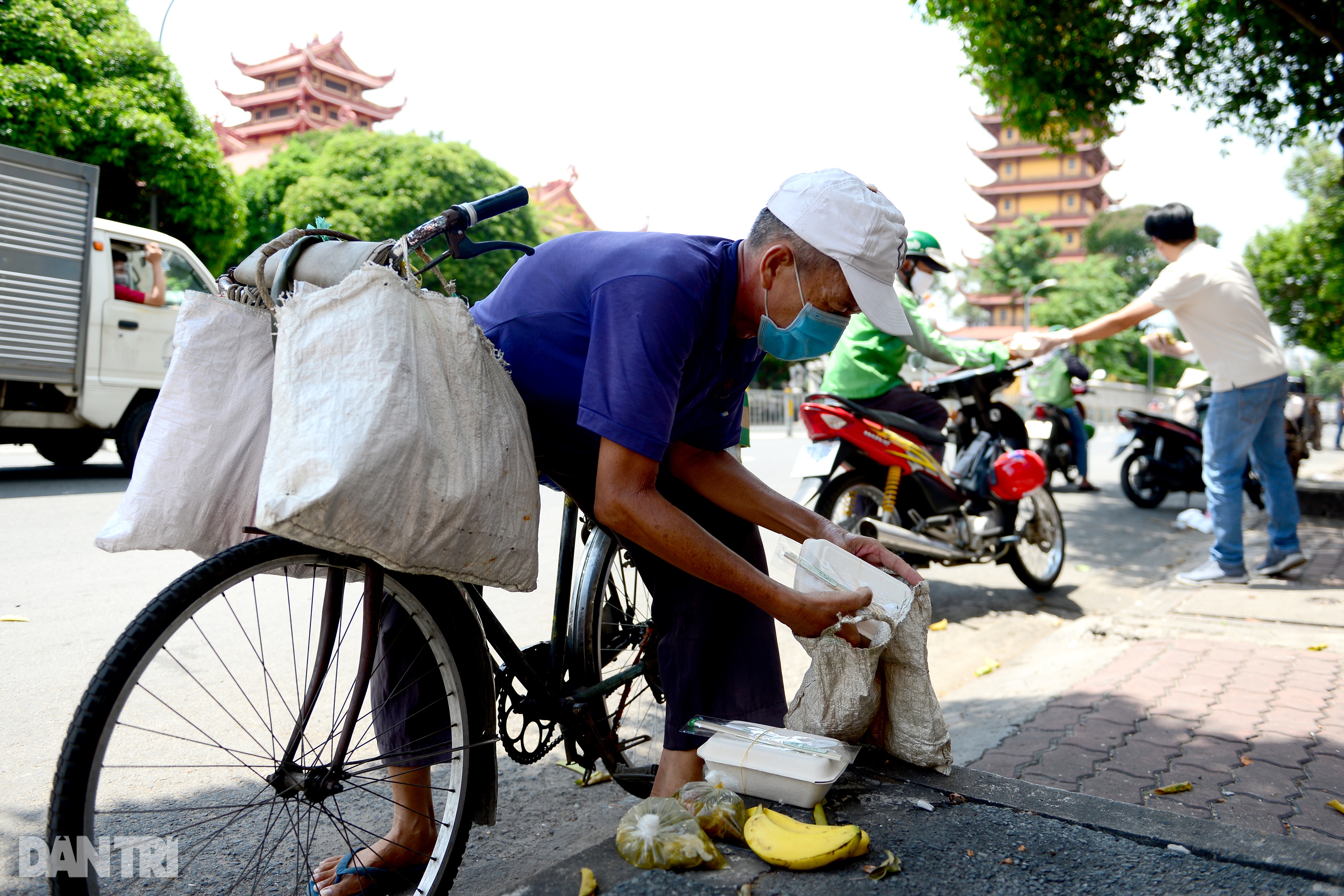 Người lao động nghèo ở Sài Gòn vất vả mưu sinh sau 1 tuần giãn cách xã hội - 10