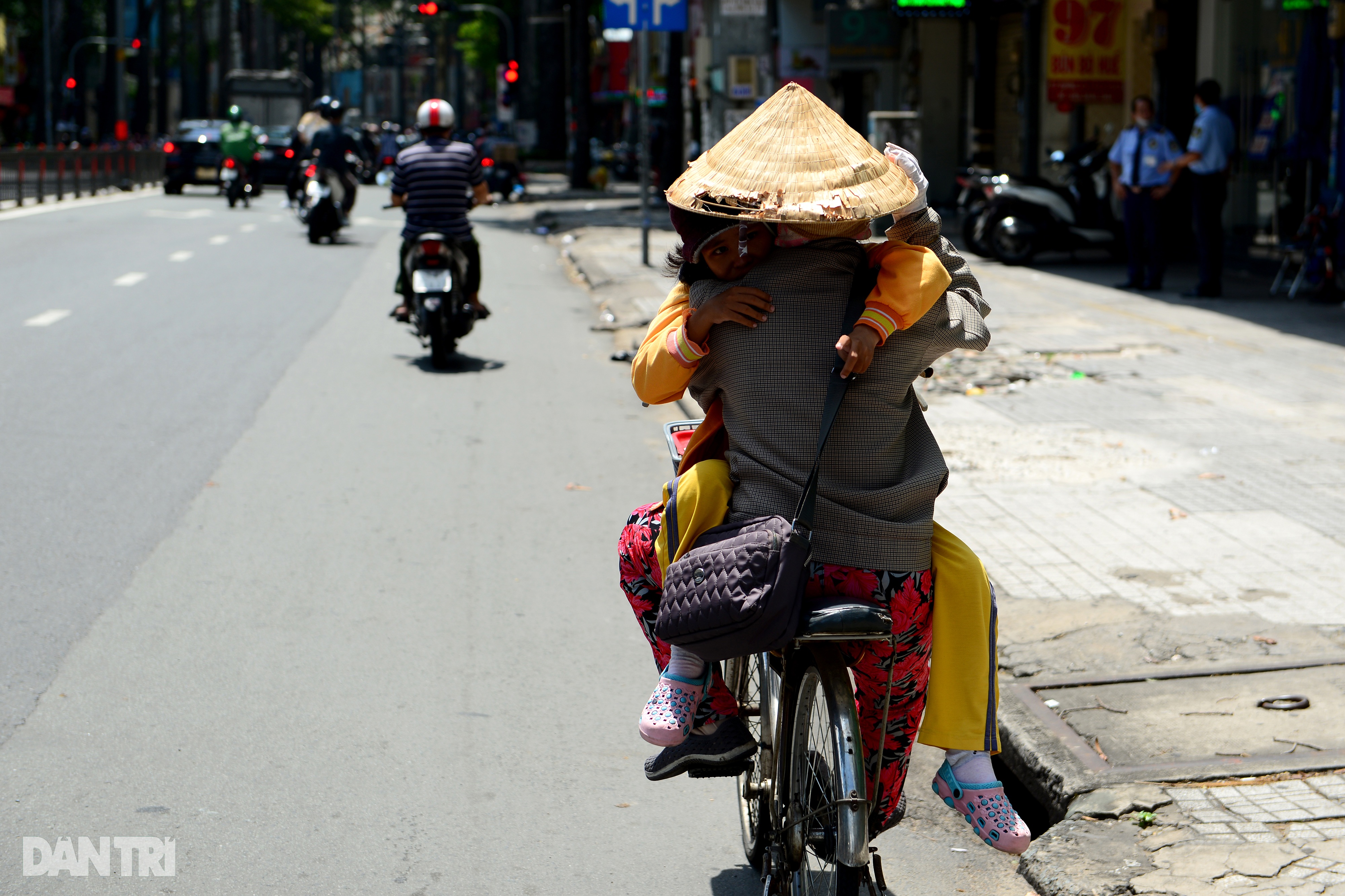 Người lao động nghèo ở Sài Gòn vất vả mưu sinh sau 1 tuần giãn cách xã hội - 5