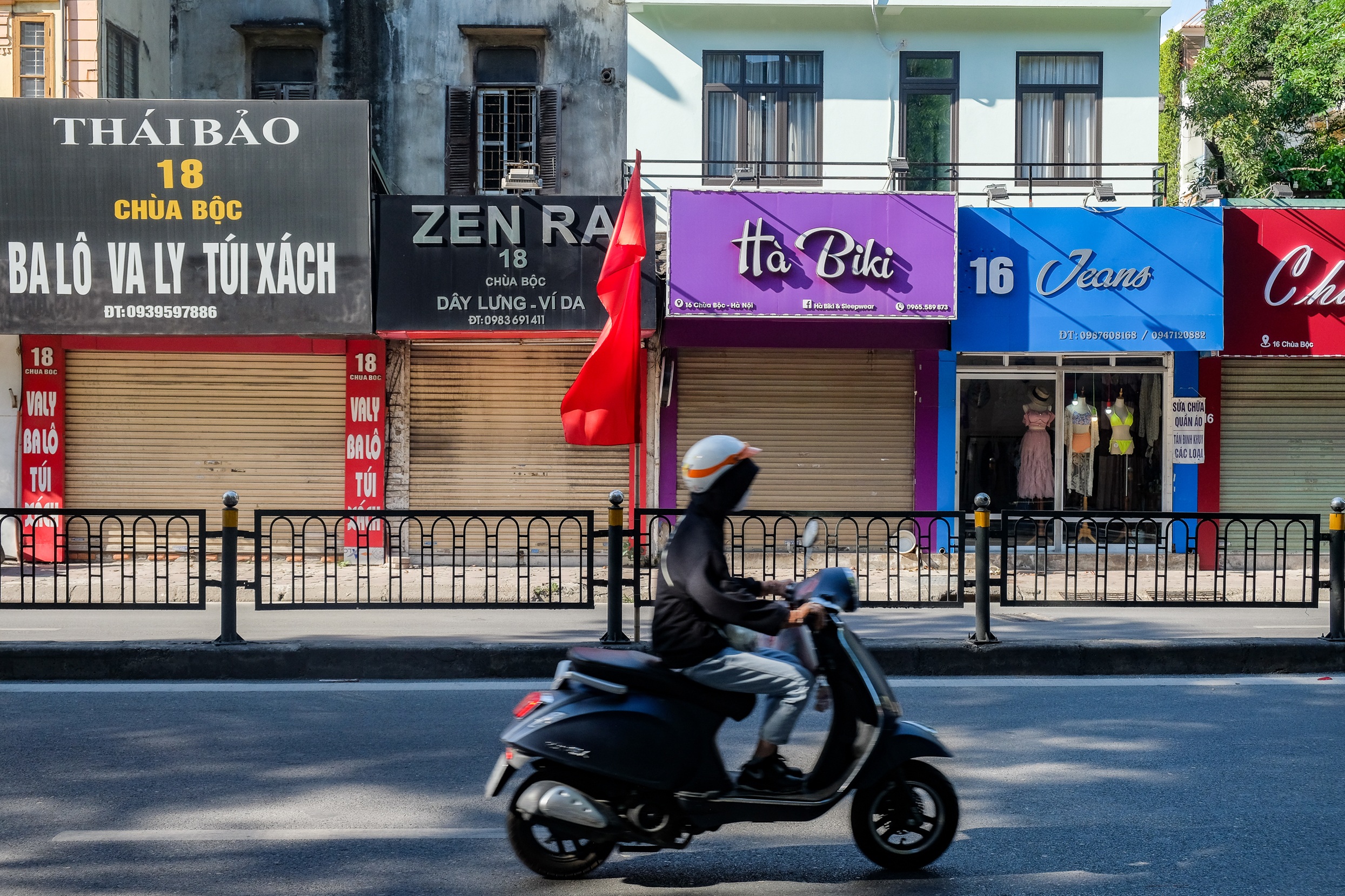 Những con phố thời trang ở Hà Nội: Ngày ế ẩm, tối tắt đèn đi ngủ sớm - 1 Những con phố thời trang ở Hà Nội: Ngày ế ẩm, tối tắt đèn đi ngủ sớm - 1
