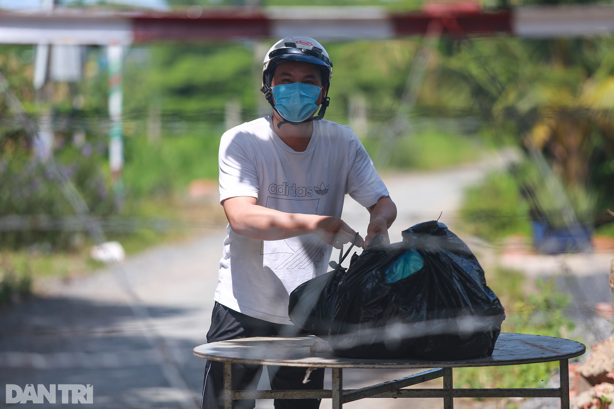 Phong tỏa ổ dịch có 16 ca nhiễm SARS-CoV-2 trong khu hơn 1.000 dân ở Củ Chi - 3 Phong tỏa ổ dịch có 16 ca nhiễm SARS-CoV-2 trong khu hơn 1.000 dân ở Củ Chi - 3