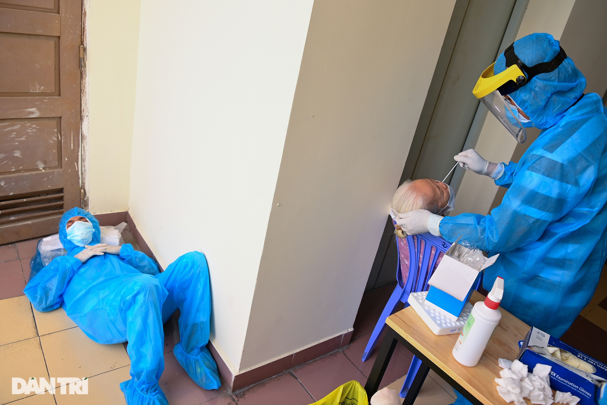 Nhân viên y tế kiệt sức, thay nhau chợp mắt nghỉ ngơi khi lấy mẫu ở TPHCM - 15