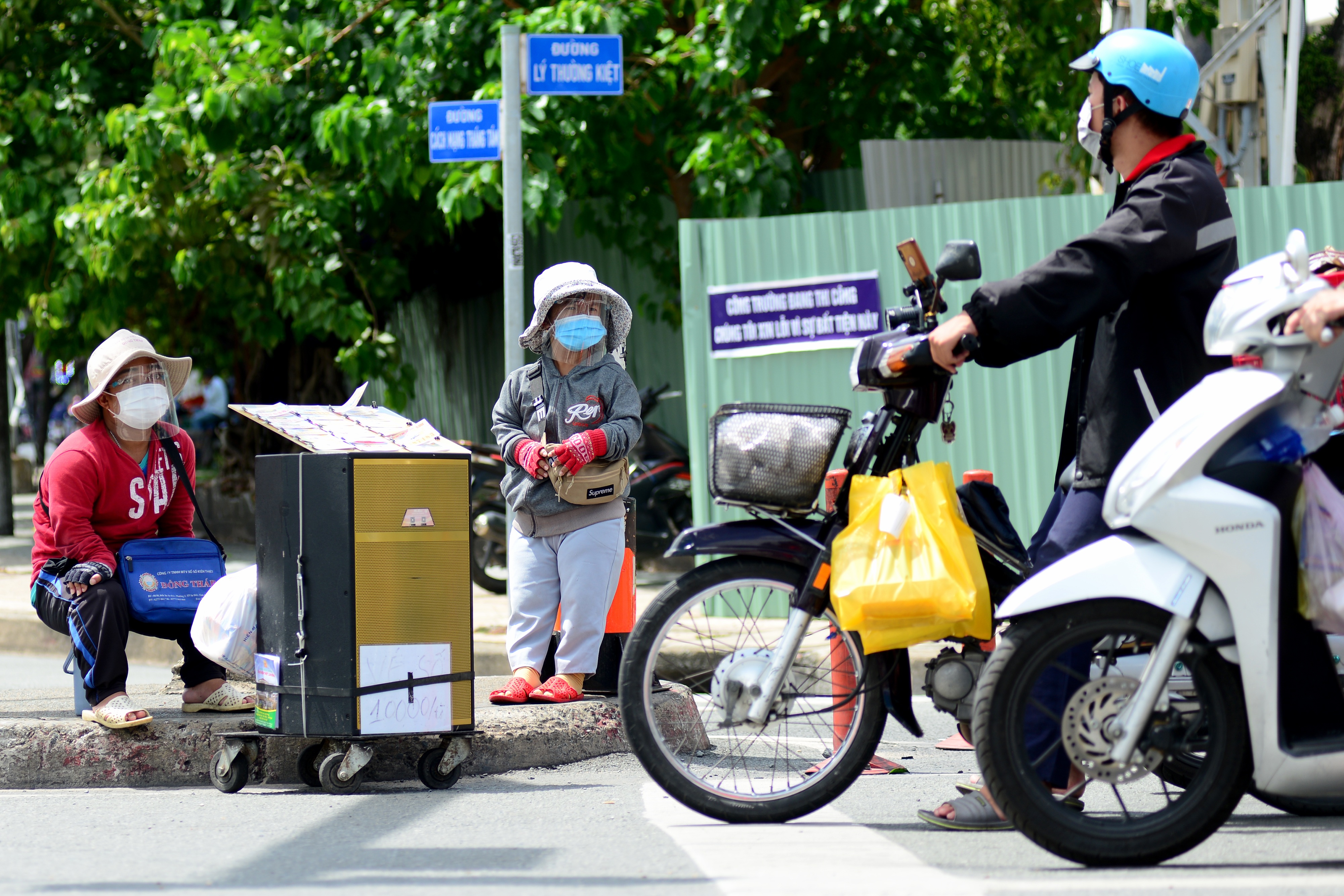 Cặp vợ chồng tí hon ở Sài Gòn bán vé số mùa dịch để nuôi nghiệp thể thao - 2 Cặp vợ chồng tí hon ở Sài Gòn bán vé số mùa dịch để nuôi nghiệp thể thao - 2