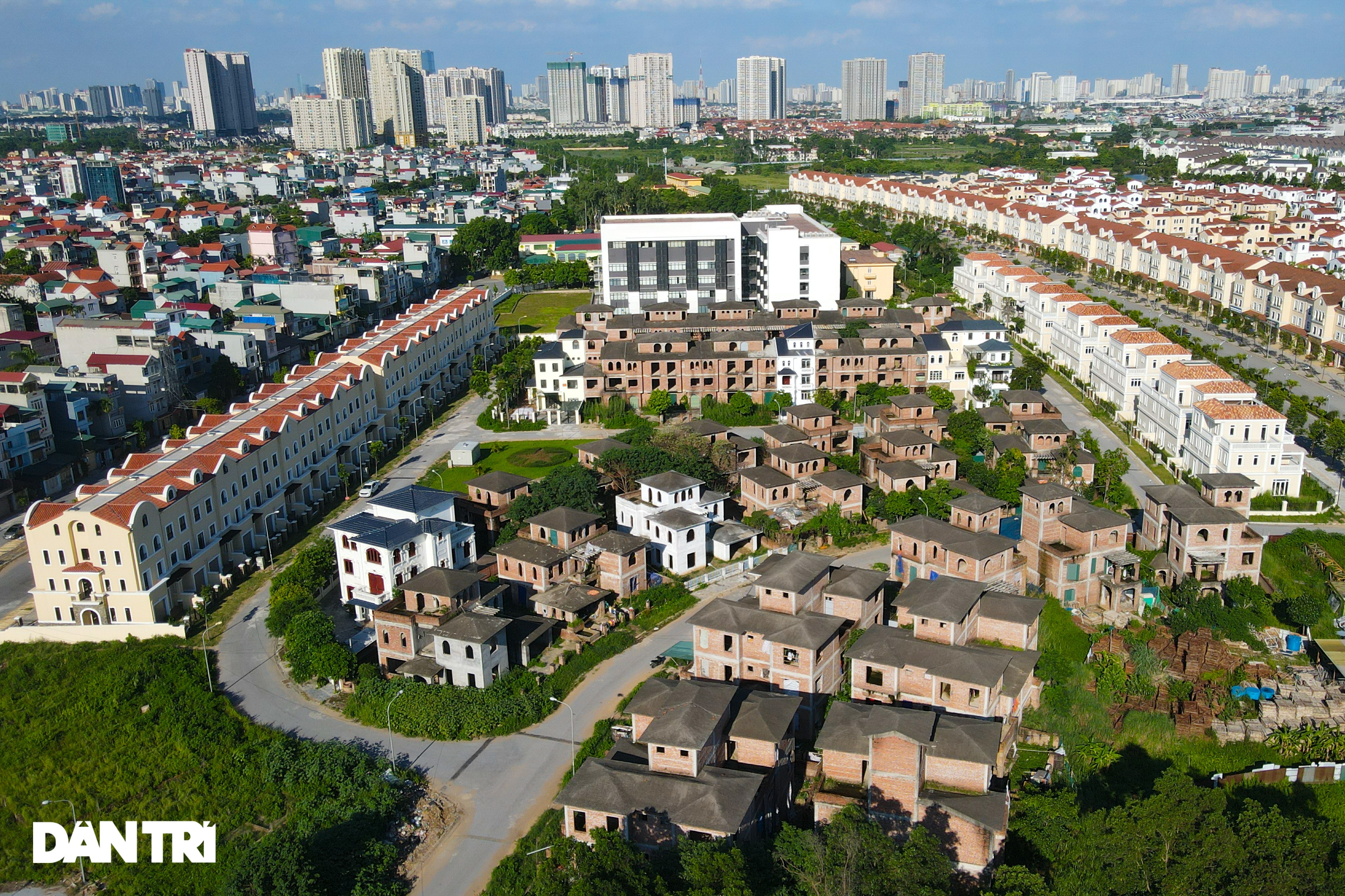 Cận cảnh hàng loạt khu biệt thự bỏ hoang nhiều năm ở ngoại thành Hà Nội - 10 Cận cảnh hàng loạt khu biệt thự bỏ hoang nhiều năm ở ngoại thành Hà Nội - 10