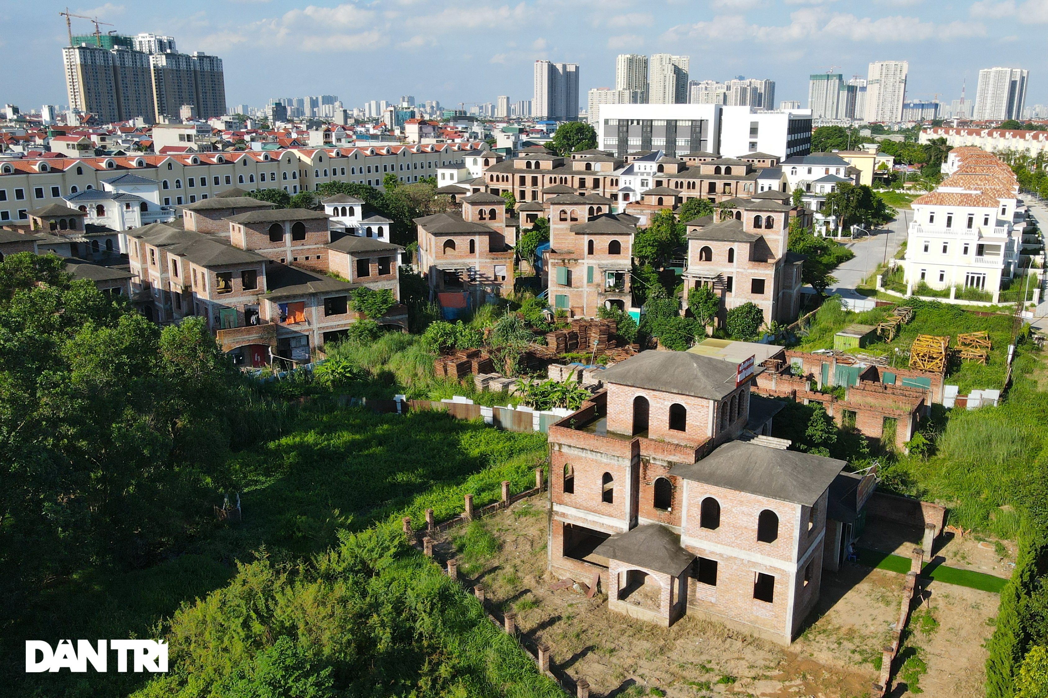 Cận cảnh hàng loạt khu biệt thự bỏ hoang nhiều năm ở ngoại thành Hà Nội - 11