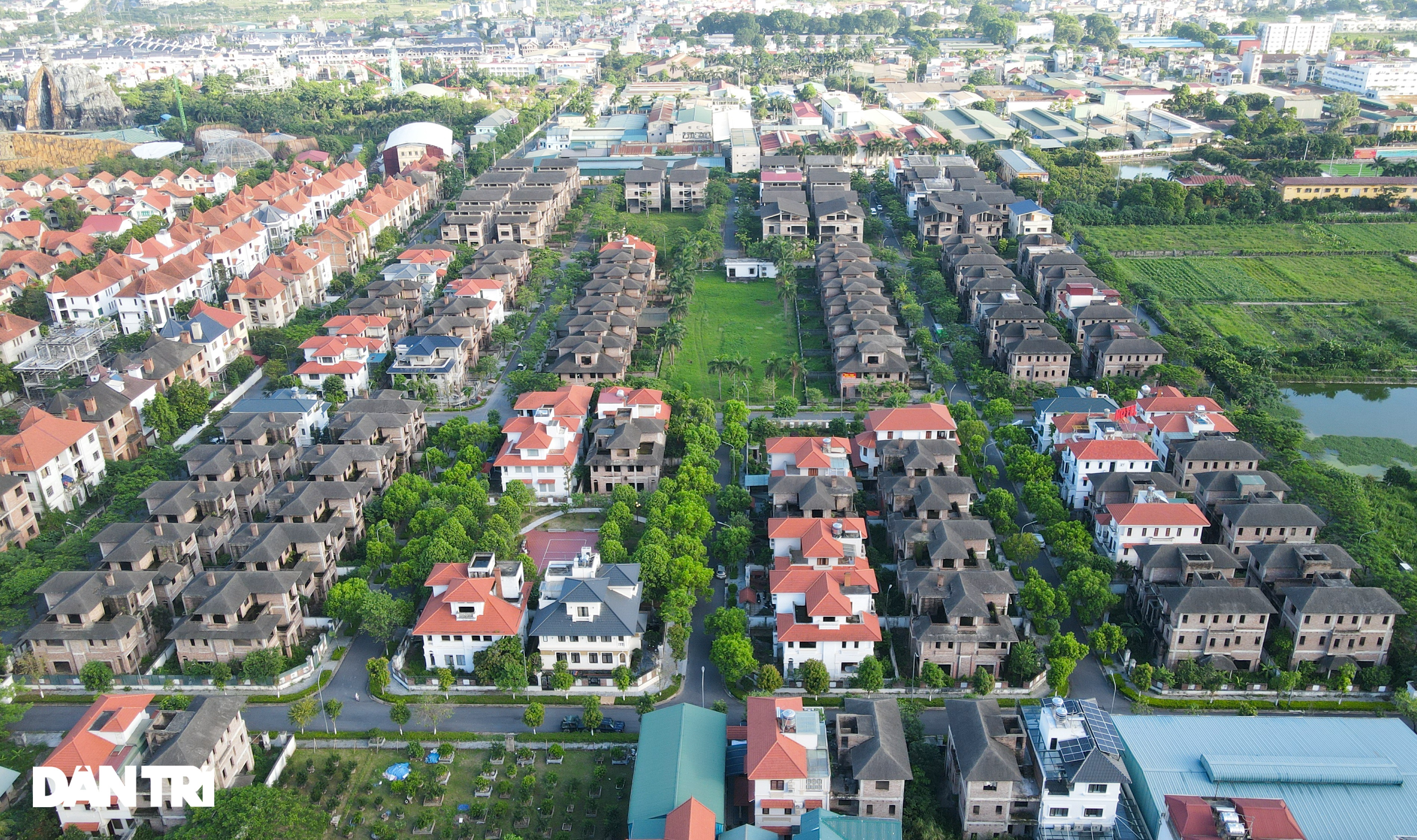Cận cảnh hàng loạt khu biệt thự bỏ hoang nhiều năm ở ngoại thành Hà Nội - 1