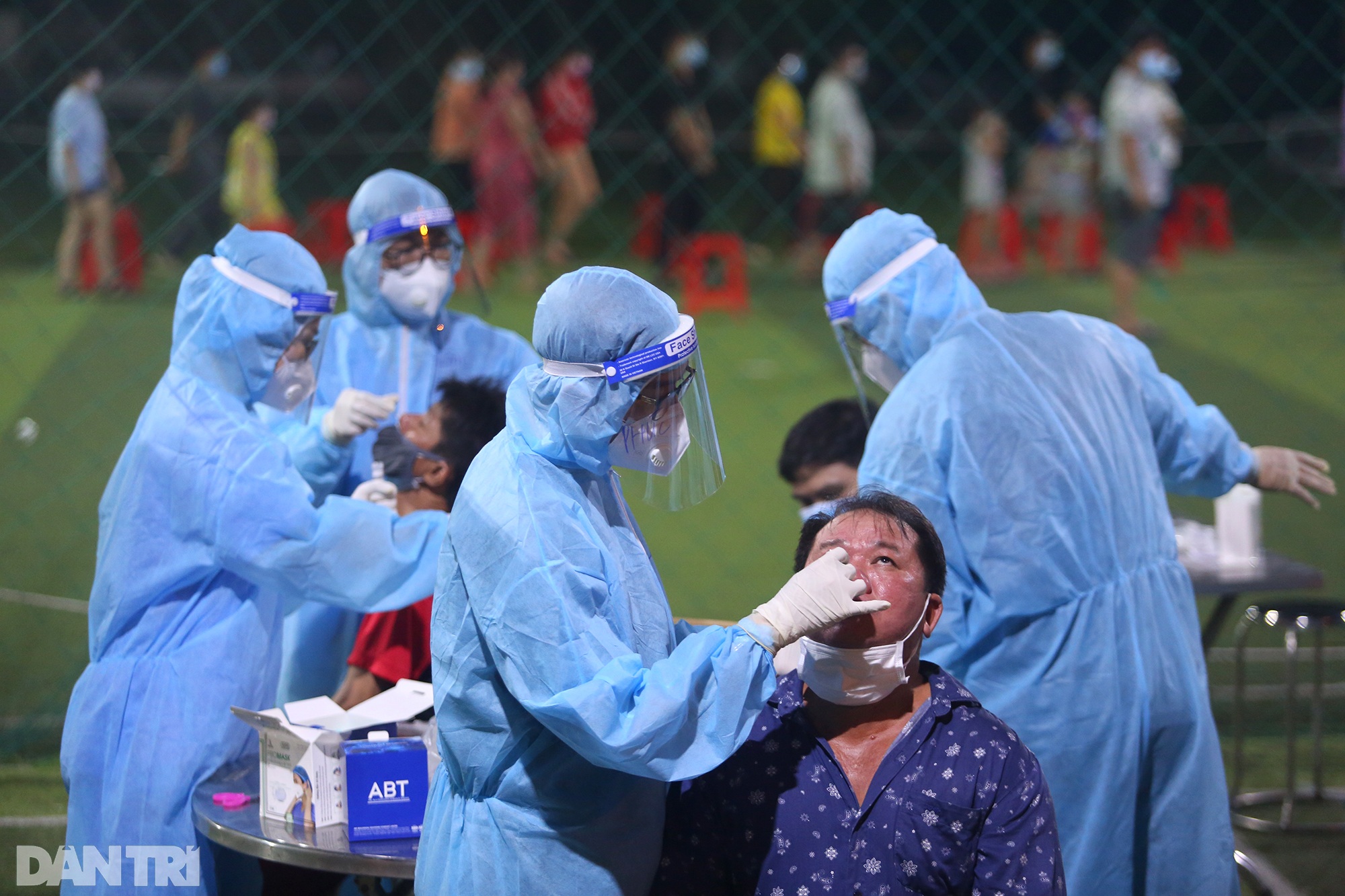 Hàng nghìn người dân Sài Gòn xếp hàng lấy mẫu xét nghiệm Covid-19 trong đêm - 7