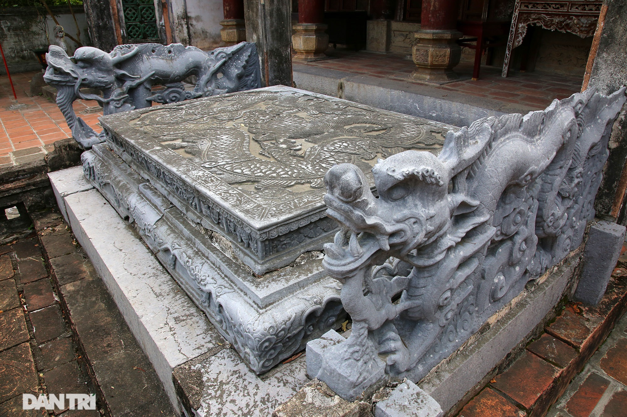 The unique stone sieve in Vietnam carved with the image of a buffalo, a mouse compared with a dragon - 2