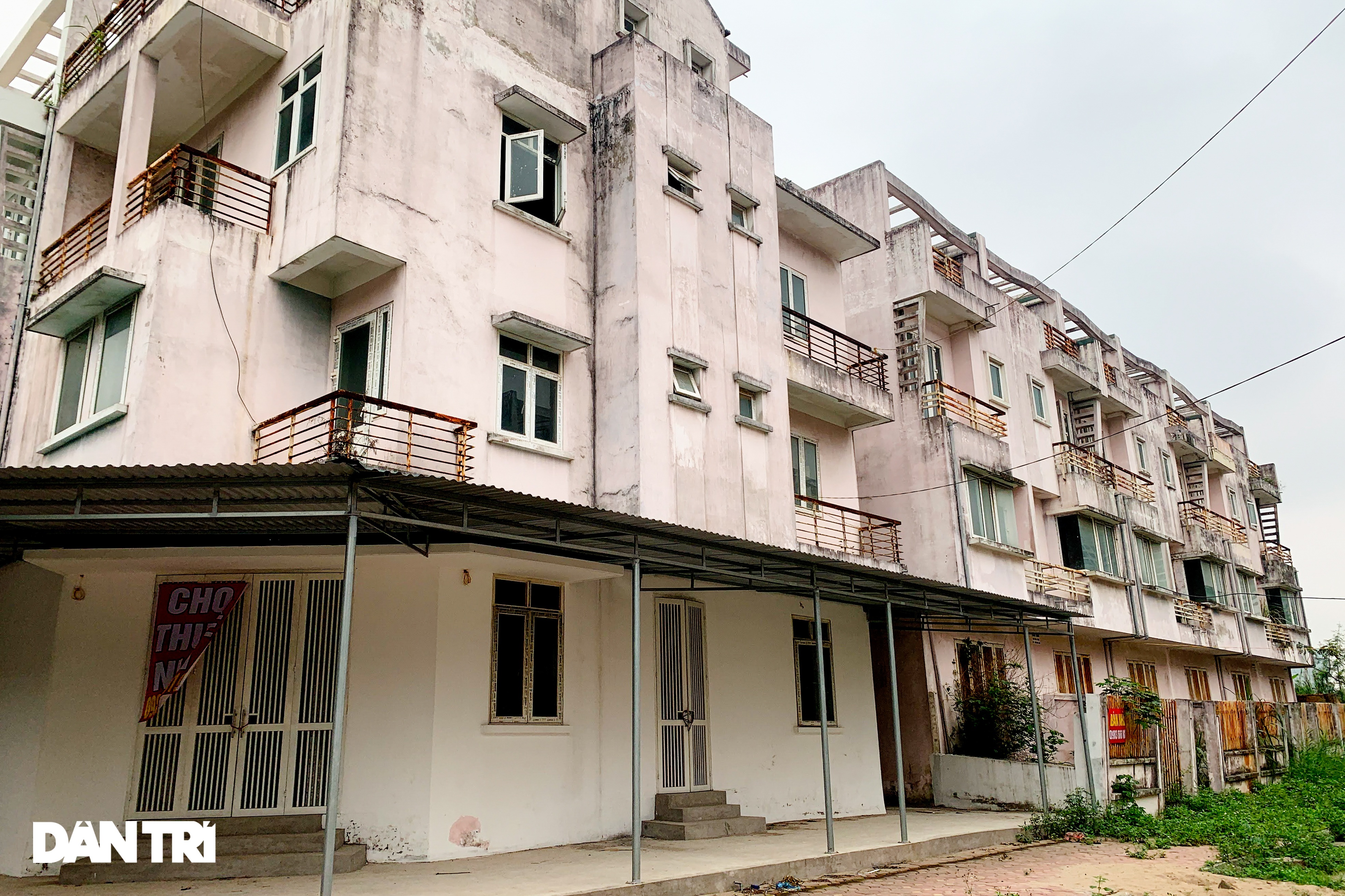 Mục sở thị hàng trăm căn biệt thự bỏ hoang, rêu mốc tại một huyện ở Hà Nội - 9 Mục sở thị hàng trăm căn biệt thự bỏ hoang, rêu mốc tại một huyện ở Hà Nội - 9