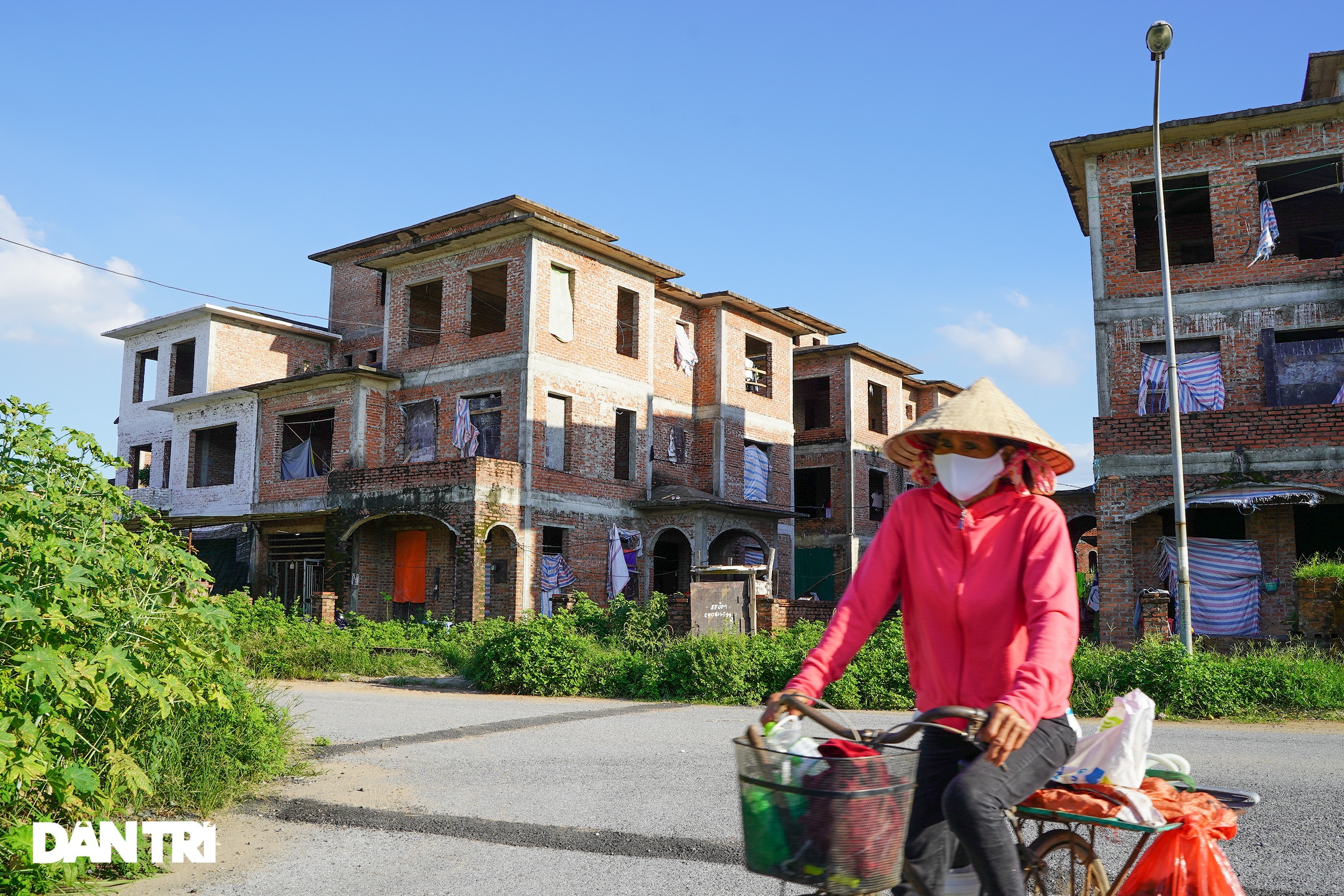 Cận cảnh hàng loạt khu biệt thự bỏ hoang nhiều năm ở ngoại thành Hà Nội - 13
