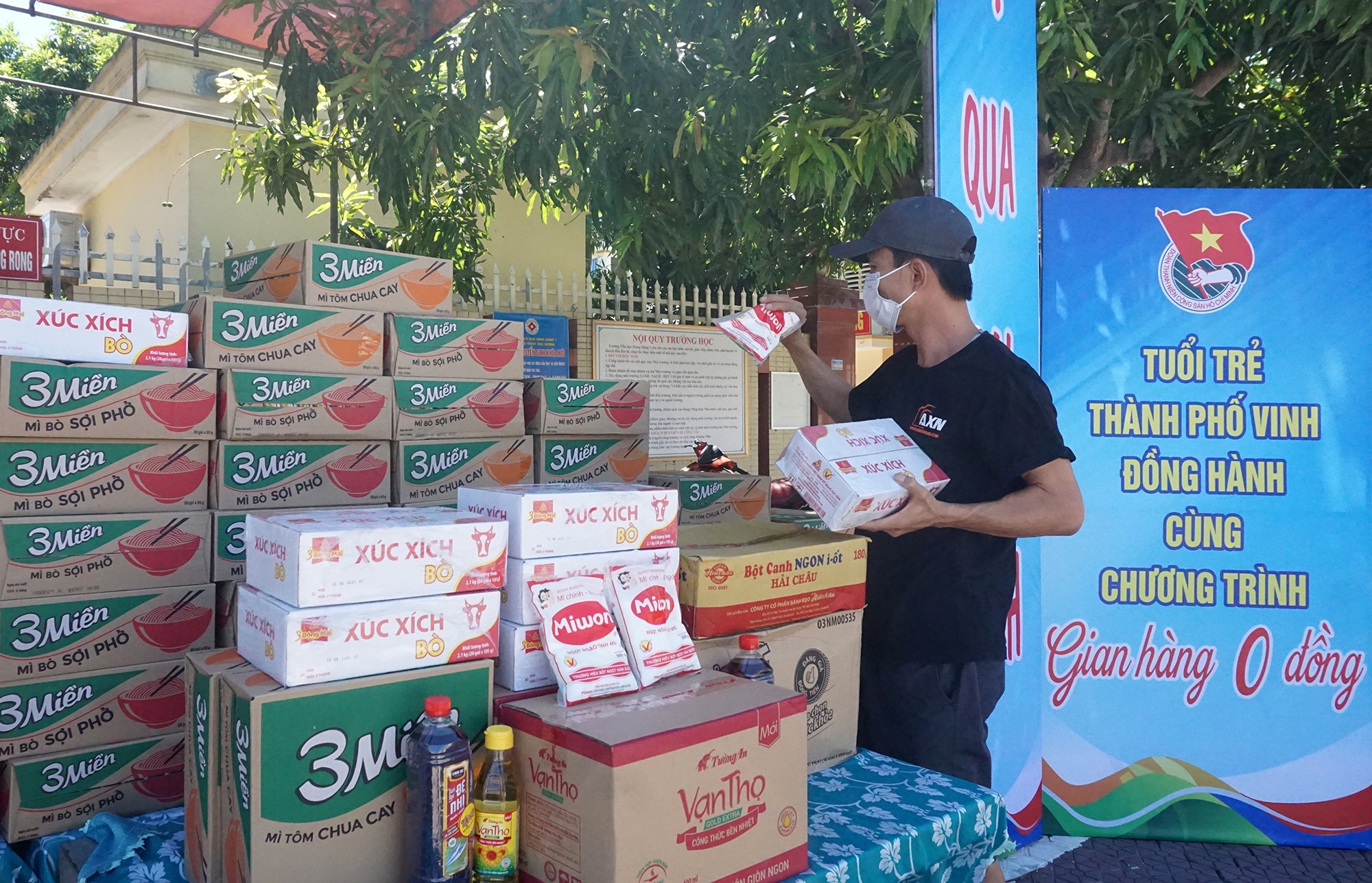 Nghĩa tình gửi tặng vùng phong tỏa chống Covid-19 - 13 Nghĩa tình gửi tặng vùng phong tỏa chống Covid-19 - 13