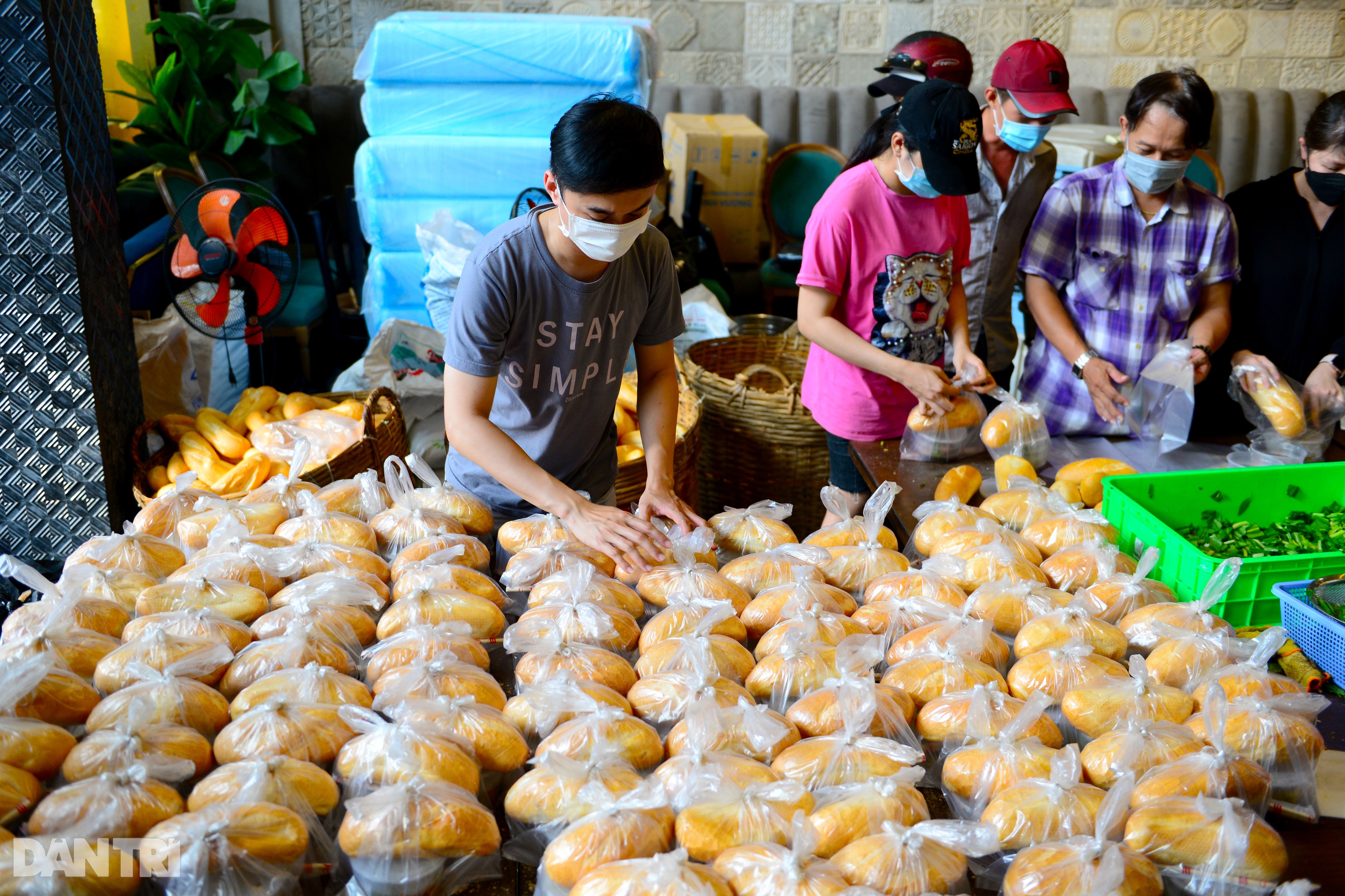 Mạnh thường quân nấu 2.000 suất ăn tiếp tế khu cách ly, người nghèo ở TPHCM - 1