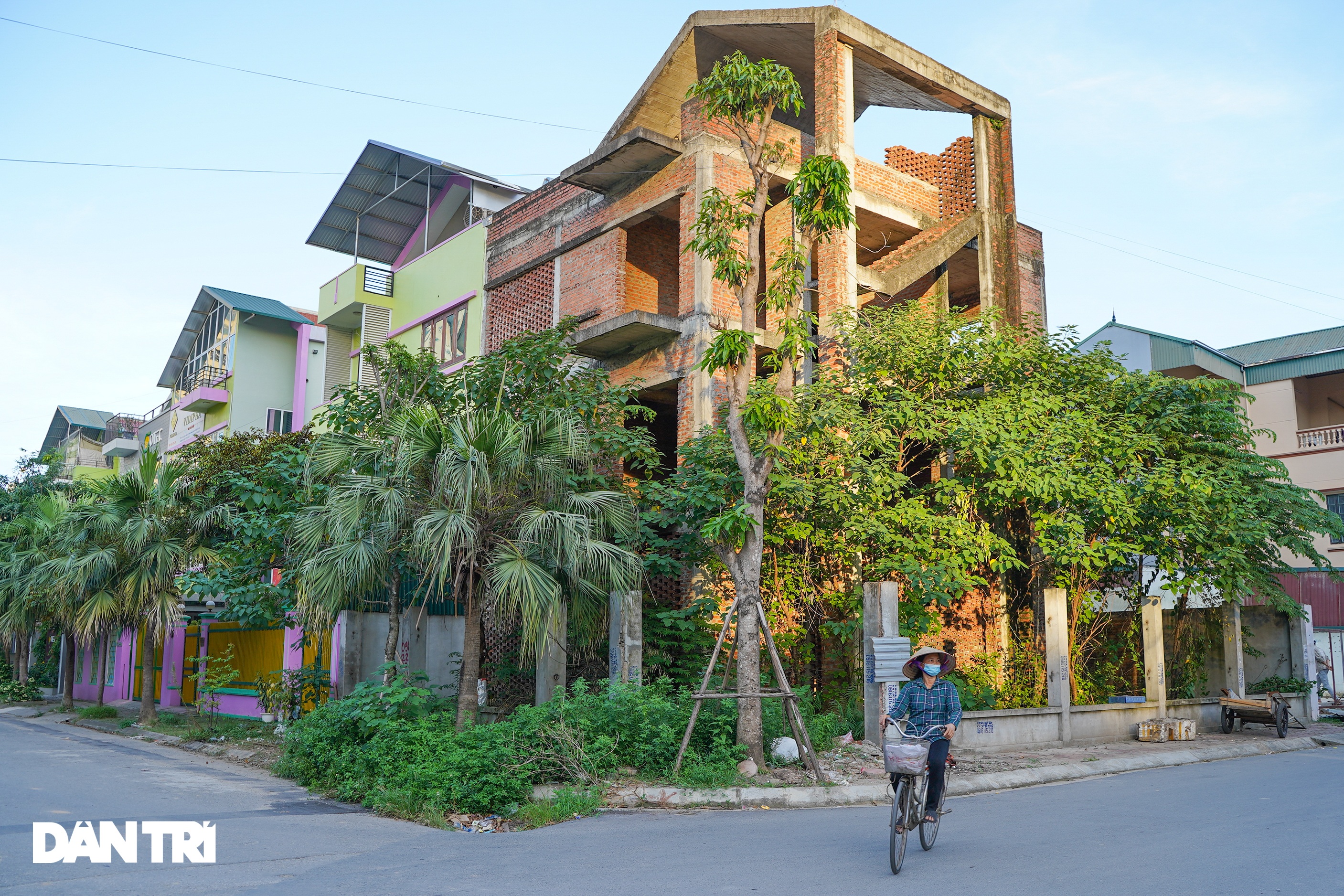 Khung cảnh hoang lạnh trong các biệt thự bỏ hoang giữa lòng Hà Nội - 10 Khung cảnh hoang lạnh trong các biệt thự bỏ hoang giữa lòng Hà Nội - 10