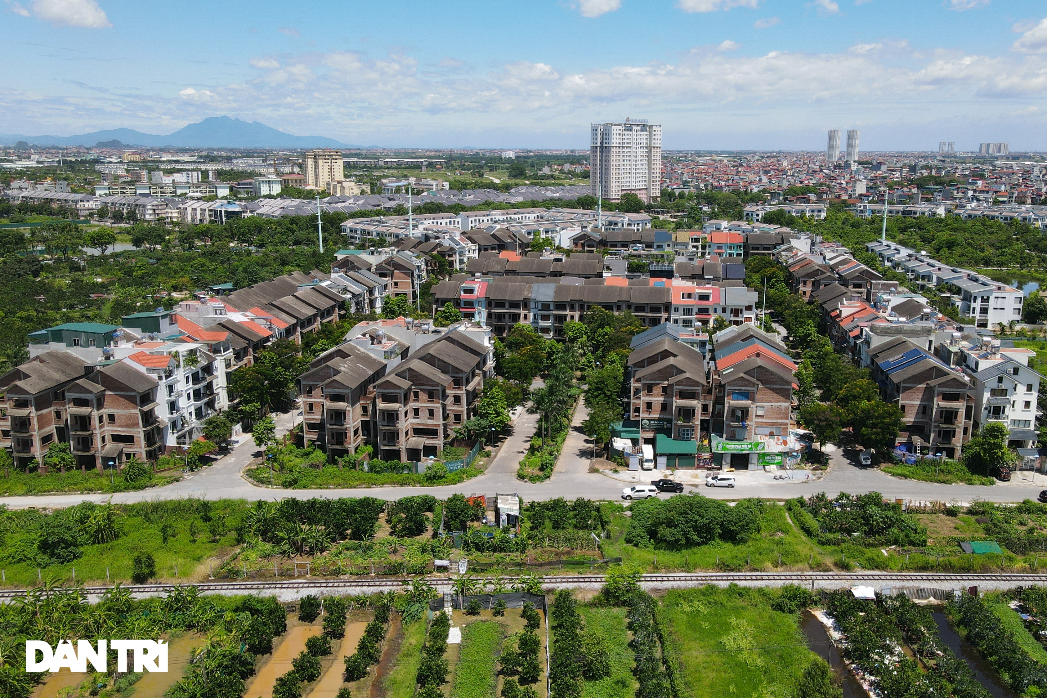 Khung cảnh hoang lạnh trong các biệt thự bỏ hoang giữa lòng Hà Nội - 6 Khung cảnh hoang lạnh trong các biệt thự bỏ hoang giữa lòng Hà Nội - 6