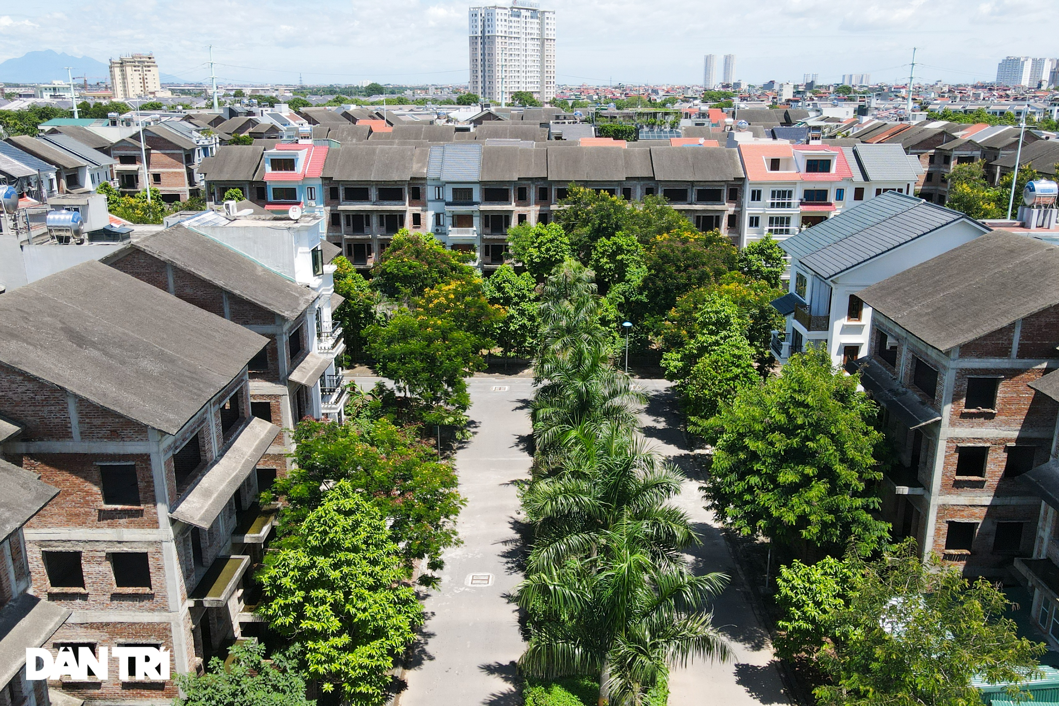 Khung cảnh hoang lạnh trong các biệt thự bỏ hoang giữa lòng Hà Nội - 3 Khung cảnh hoang lạnh trong các biệt thự bỏ hoang giữa lòng Hà Nội - 3