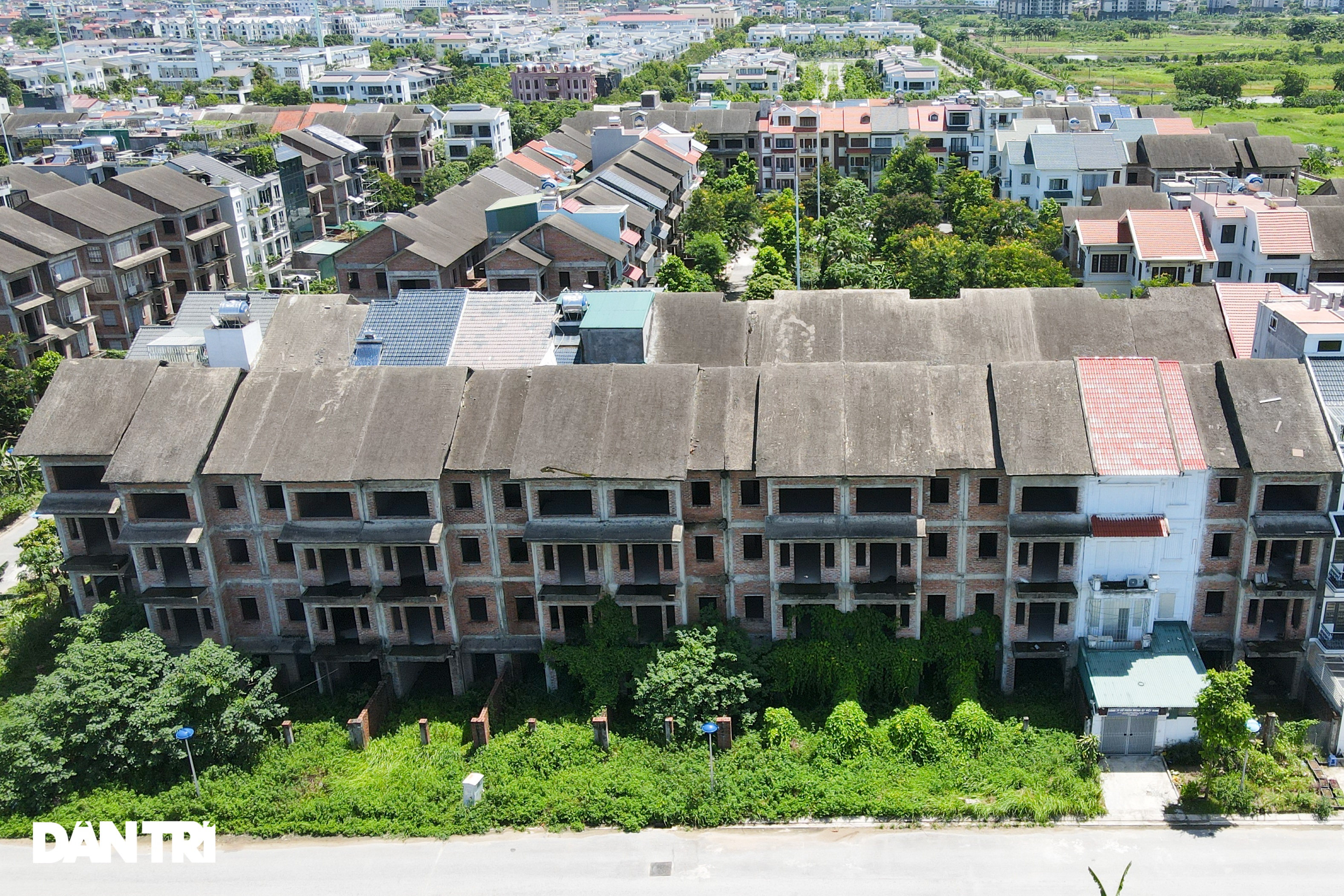 Khung cảnh hoang lạnh trong các biệt thự bỏ hoang giữa lòng Hà Nội - 2 Khung cảnh hoang lạnh trong các biệt thự bỏ hoang giữa lòng Hà Nội - 2