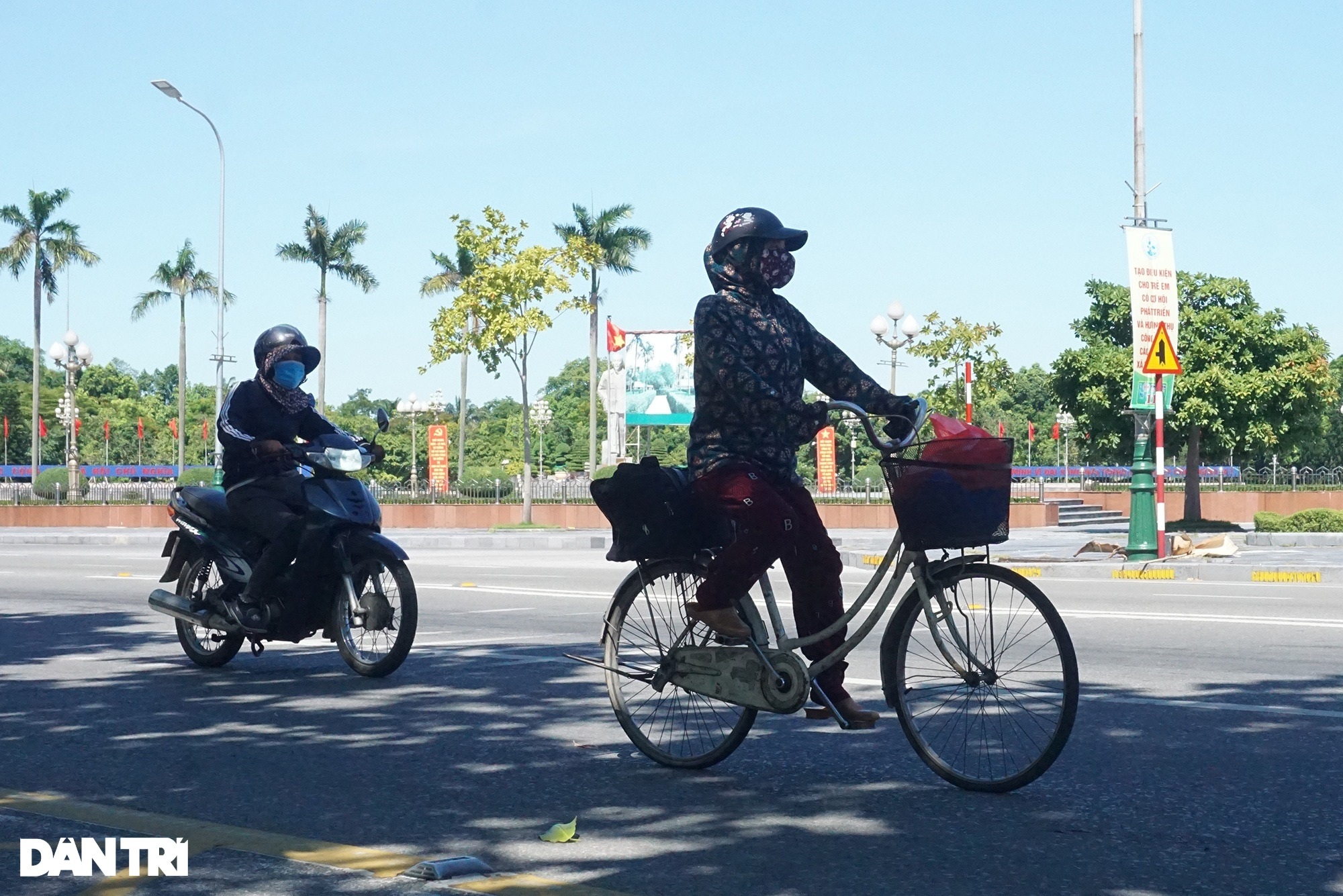 Ngày đầu TP Vinh cách ly: Bản hợp đồng tiền tỷ được ký tại chốt kiểm dịch - 13 Ngày đầu TP Vinh cách ly: Bản hợp đồng tiền tỷ được ký tại chốt kiểm dịch - 13