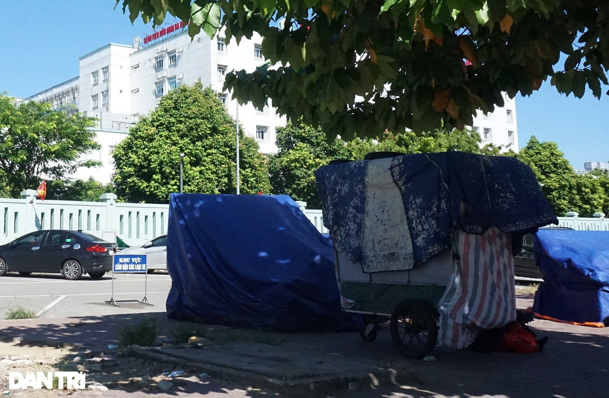 Ngày đầu TP Vinh cách ly: Bản hợp đồng tiền tỷ được ký tại chốt kiểm dịch - 4 Ngày đầu TP Vinh cách ly: Bản hợp đồng tiền tỷ được ký tại chốt kiểm dịch - 4