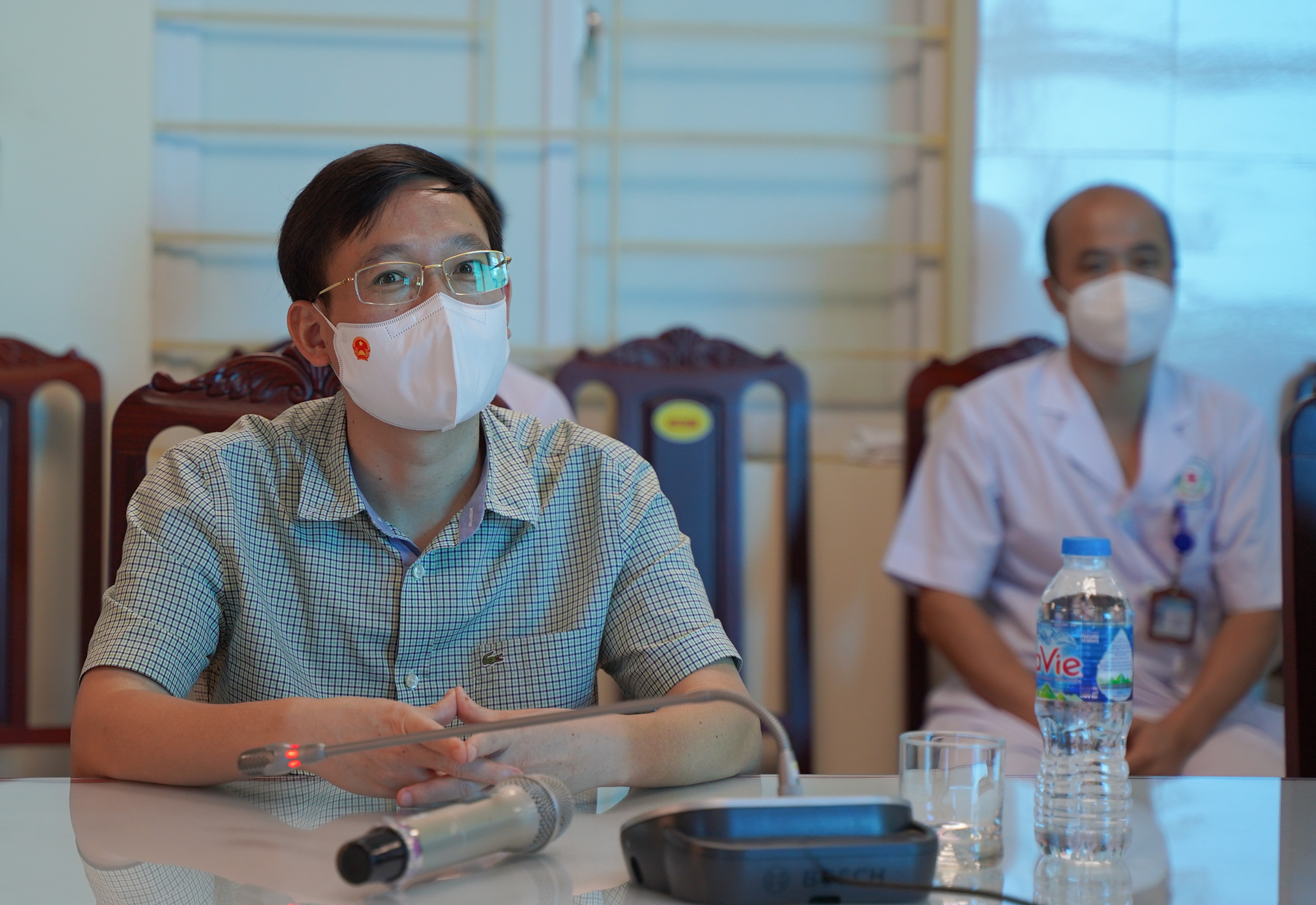 Trao tặng 1,2 tỉ đồng đến y, bác sĩ tuyến đầu chống dịch Covid-19 - 3 Trao tặng 1,2 tỉ đồng đến y, bác sĩ tuyến đầu chống dịch Covid-19 - 3