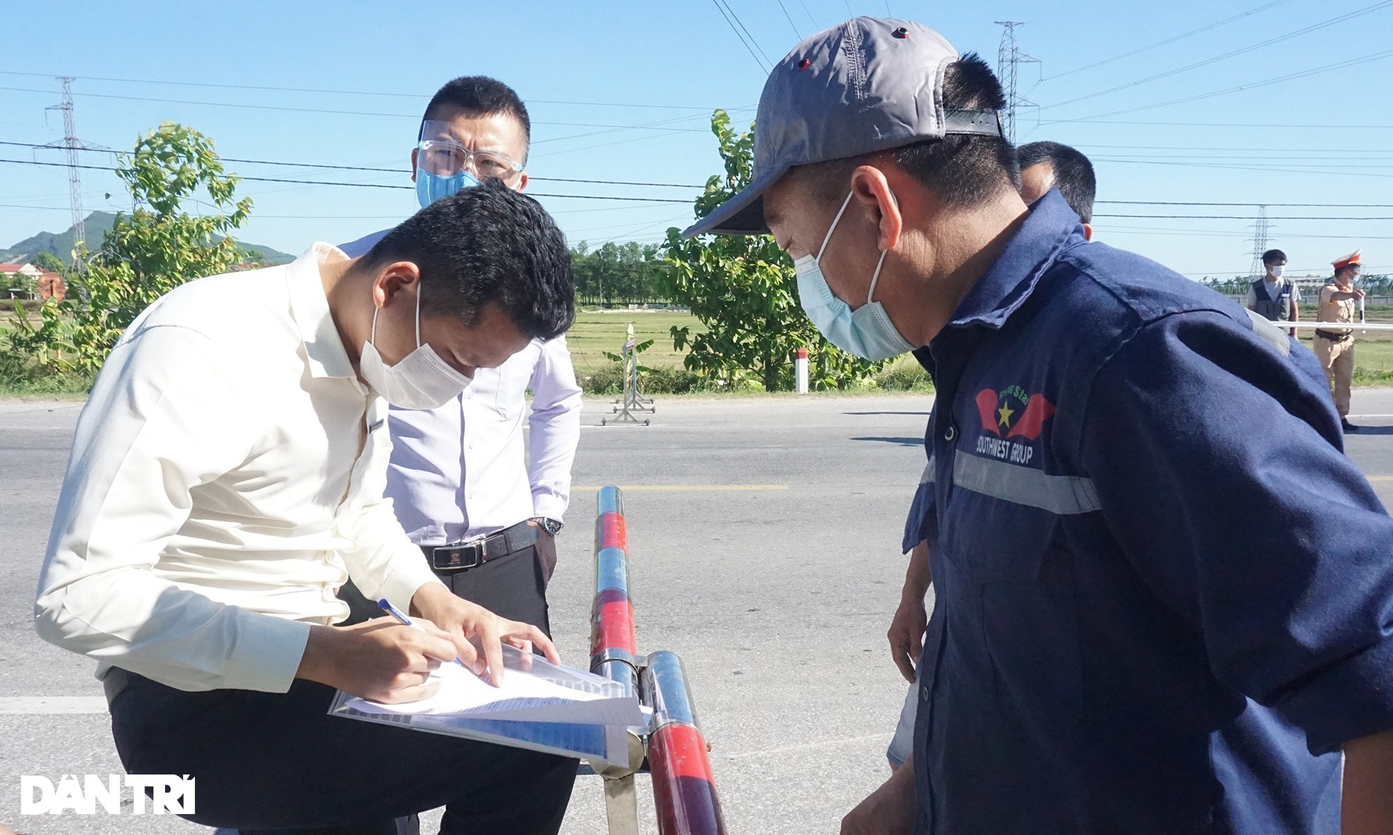 Ngày đầu TP Vinh cách ly: Bản hợp đồng tiền tỷ được ký tại chốt kiểm dịch