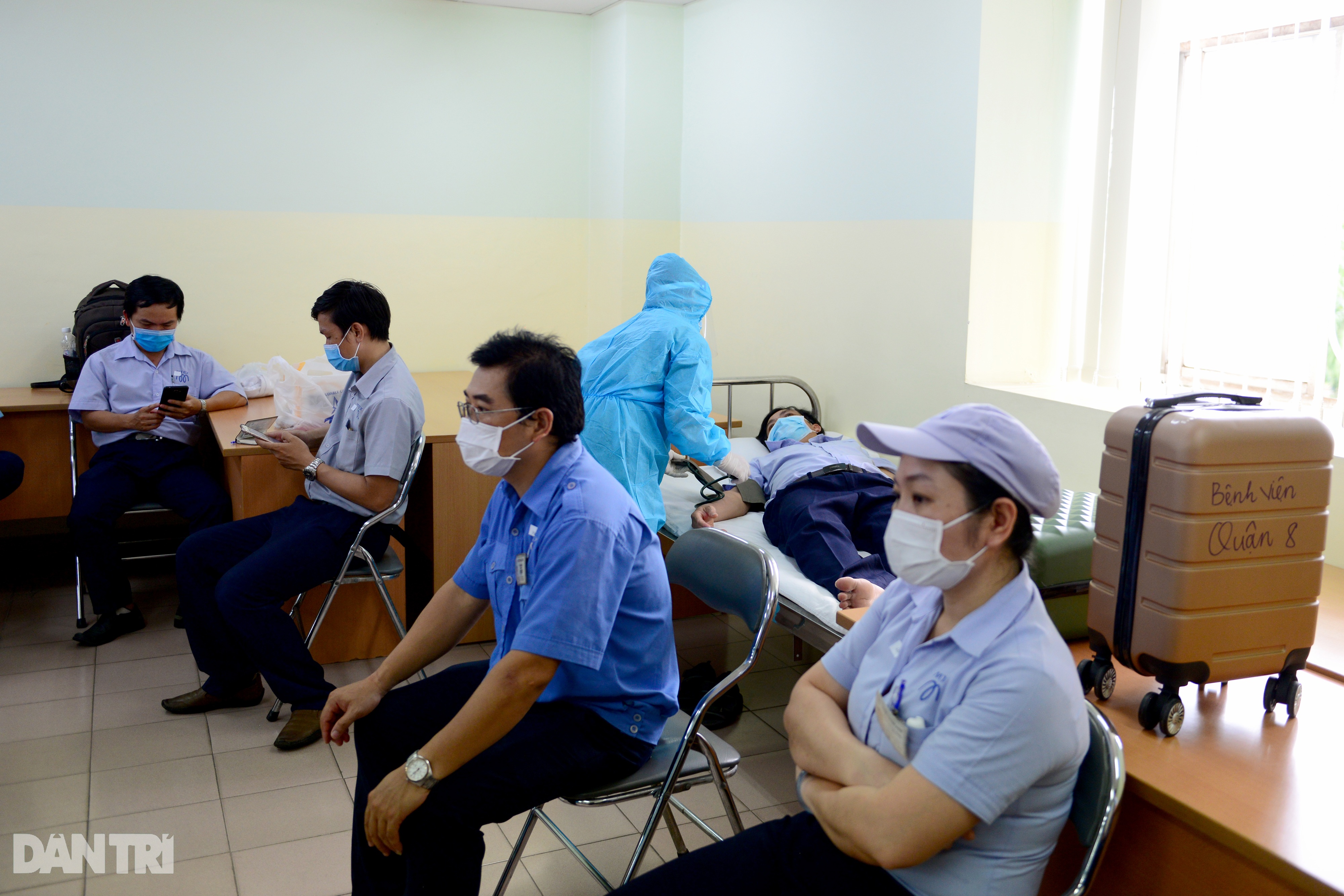 TPHCM tập hợp hàng trăm y, bác sĩ tiêm vắc xin cho 5.000 người lao động - 12 TPHCM tập hợp hàng trăm y, bác sĩ tiêm vắc xin cho 5.000 người lao động - 12