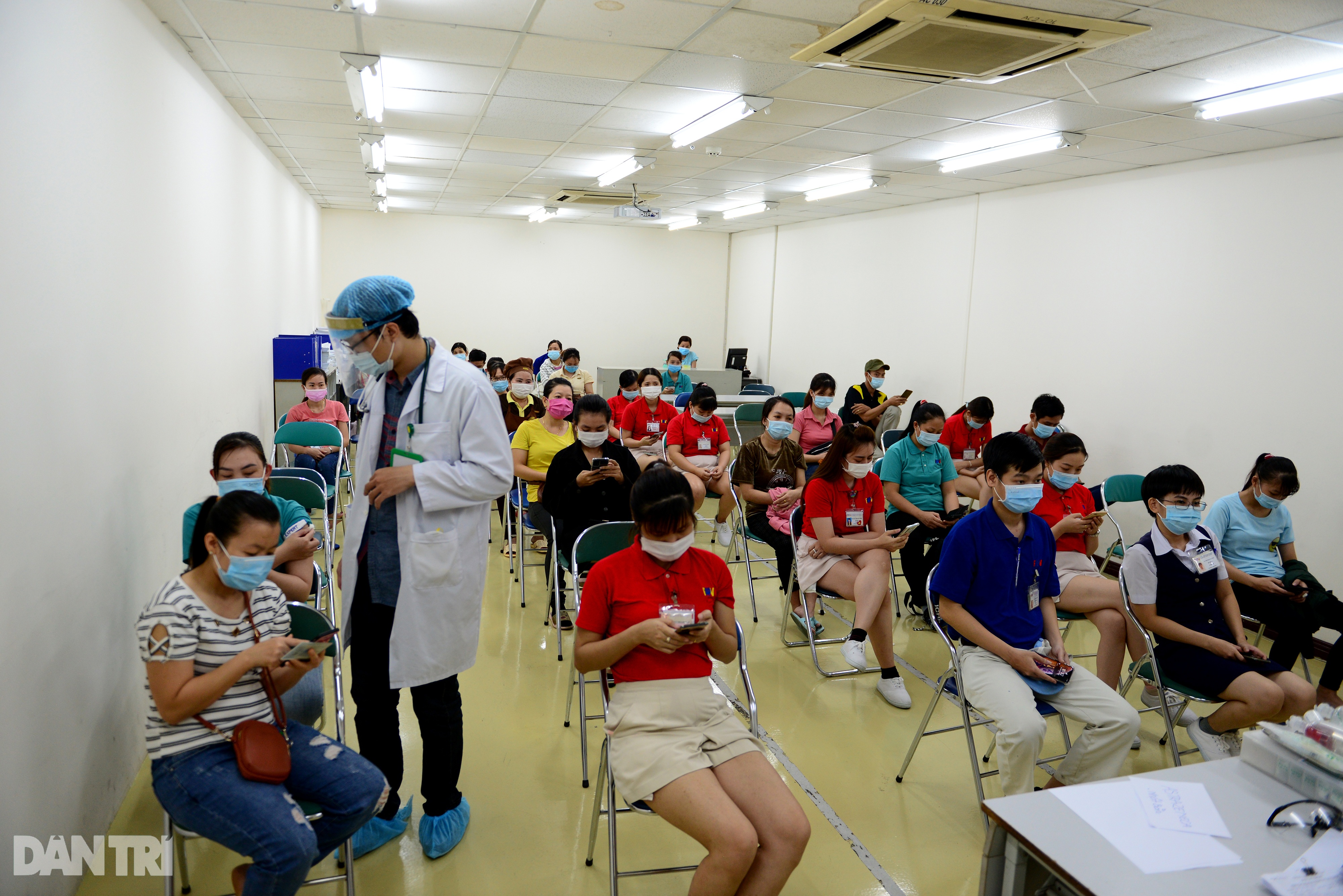 TPHCM tập hợp hàng trăm y, bác sĩ tiêm vắc xin cho 5.000 người lao động - 11