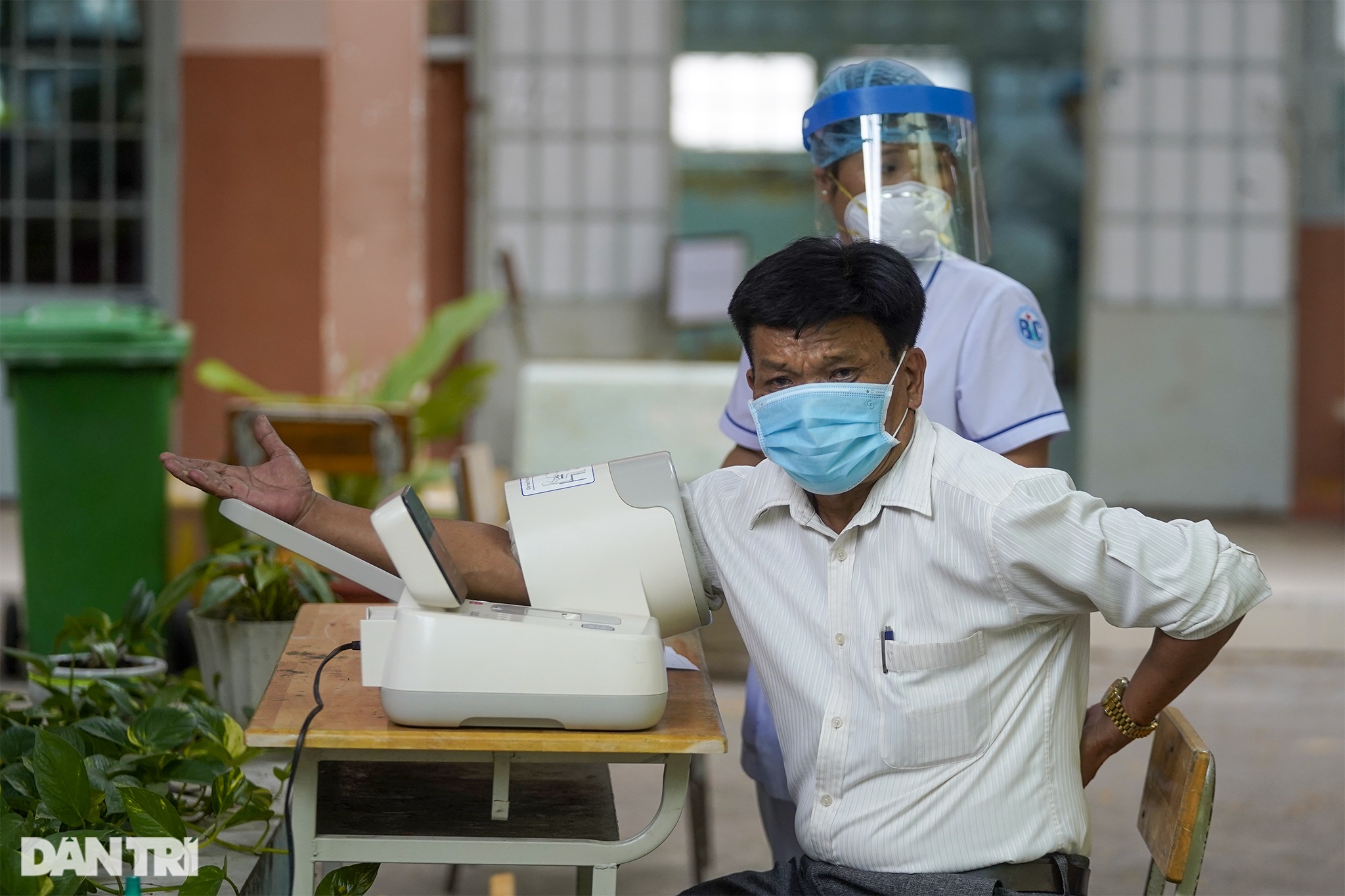 Nhiều người dân TPHCM phải hoãn tiêm vắc xin vì huyết áp cao, bệnh nền - 4 Nhiều người dân TPHCM phải hoãn tiêm vắc xin vì huyết áp cao, bệnh nền - 4