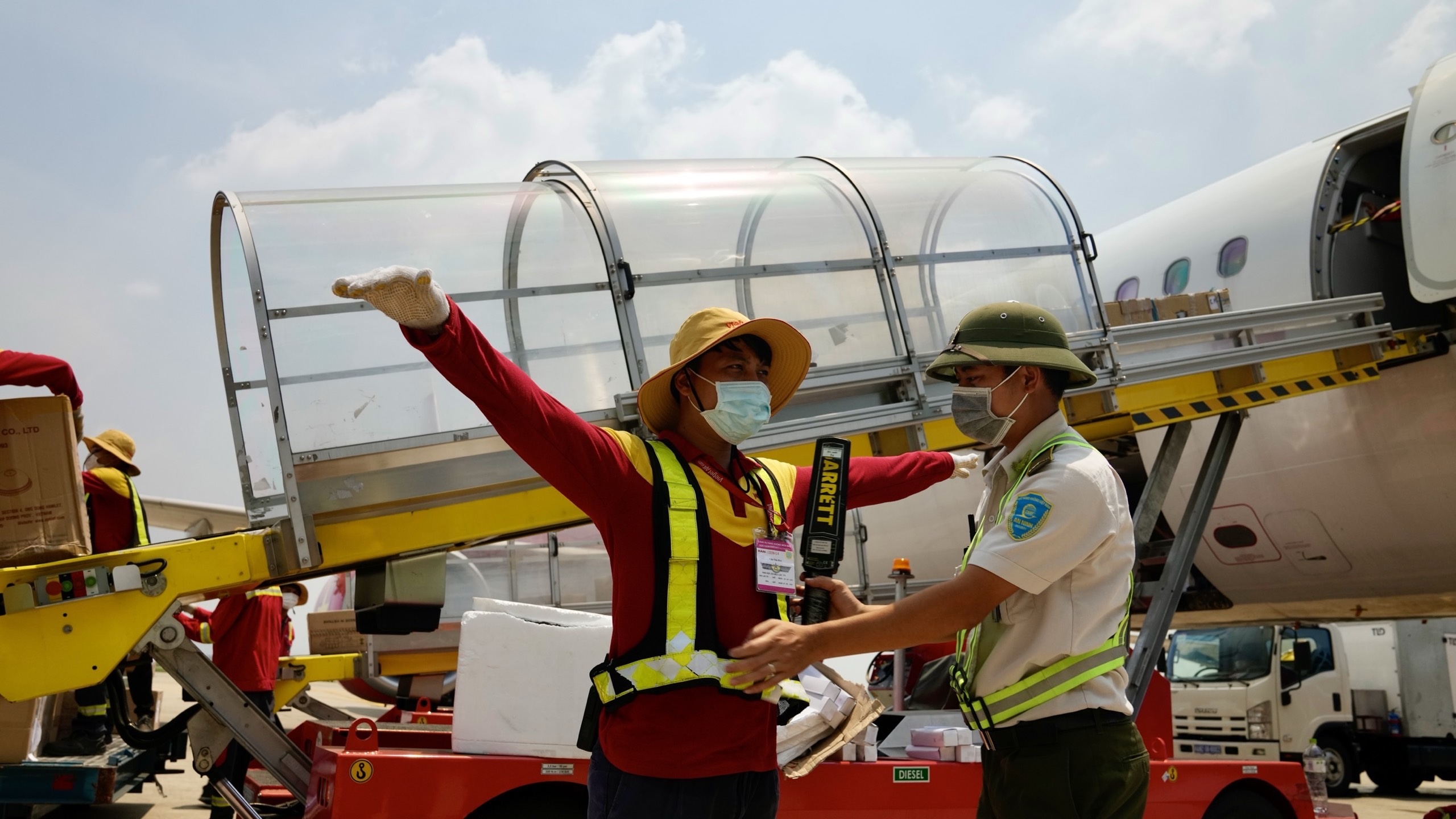 Sân bay Nội Bài hóa chảo lửa trong ngày nắng nóng đỉnh điểm - 10