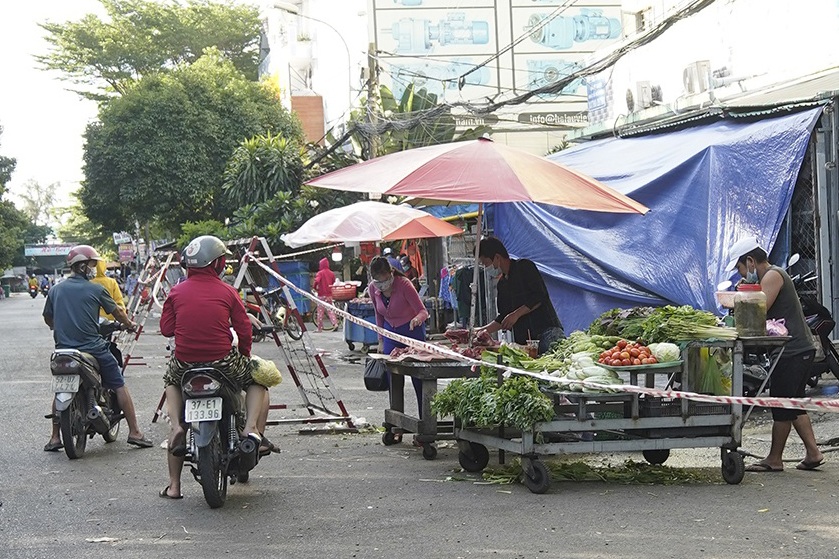TPHCM: Nhiều điểm họp chợ tự phát đông đúc như chưa hề có dịch Covid-19 - 15 TPHCM: Nhiều điểm họp chợ tự phát đông đúc như chưa hề có dịch Covid-19 - 15