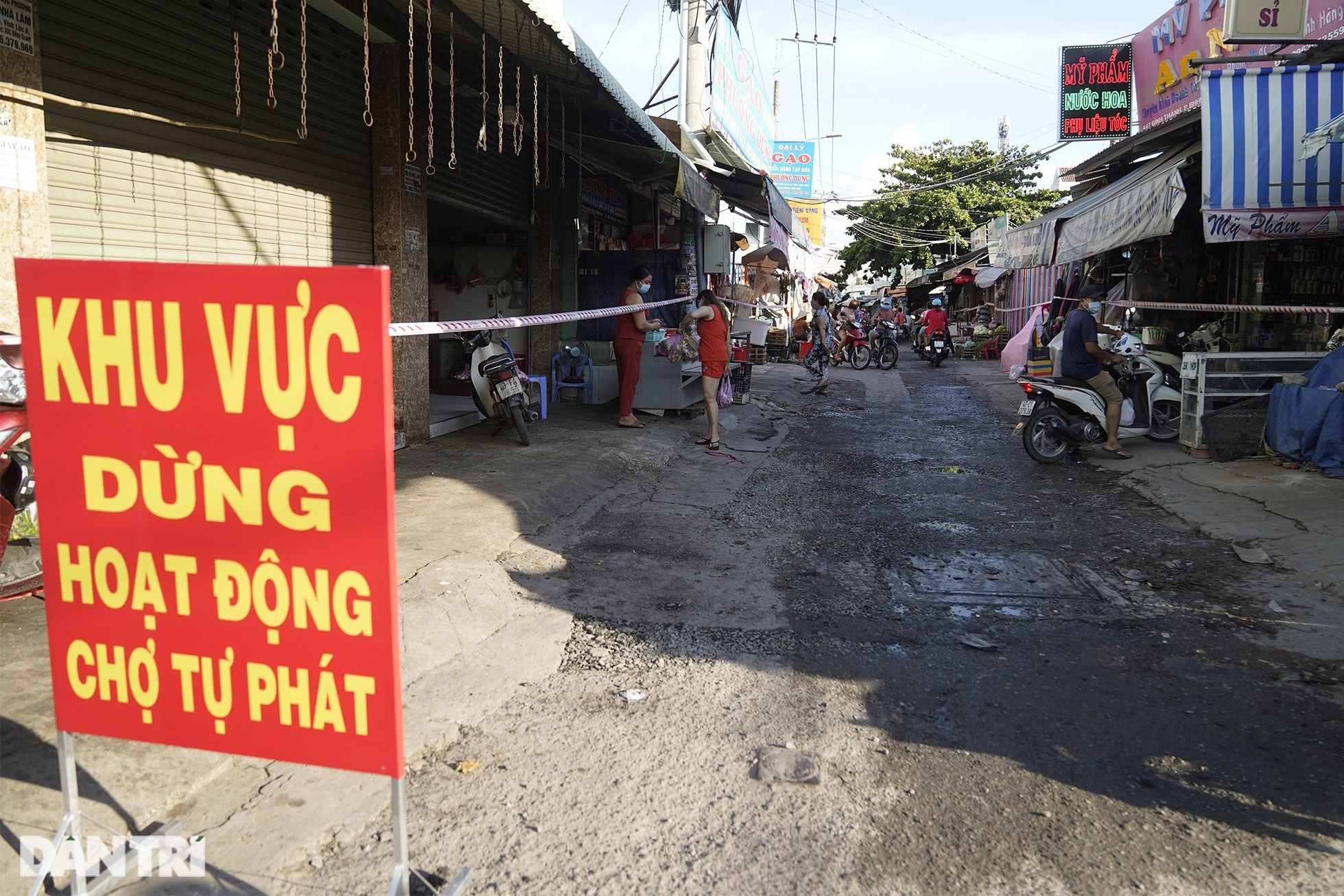 TPHCM: Nhiều điểm họp chợ tự phát đông đúc như chưa hề có dịch Covid-19 - 2 TPHCM: Nhiều điểm họp chợ tự phát đông đúc như chưa hề có dịch Covid-19 - 2