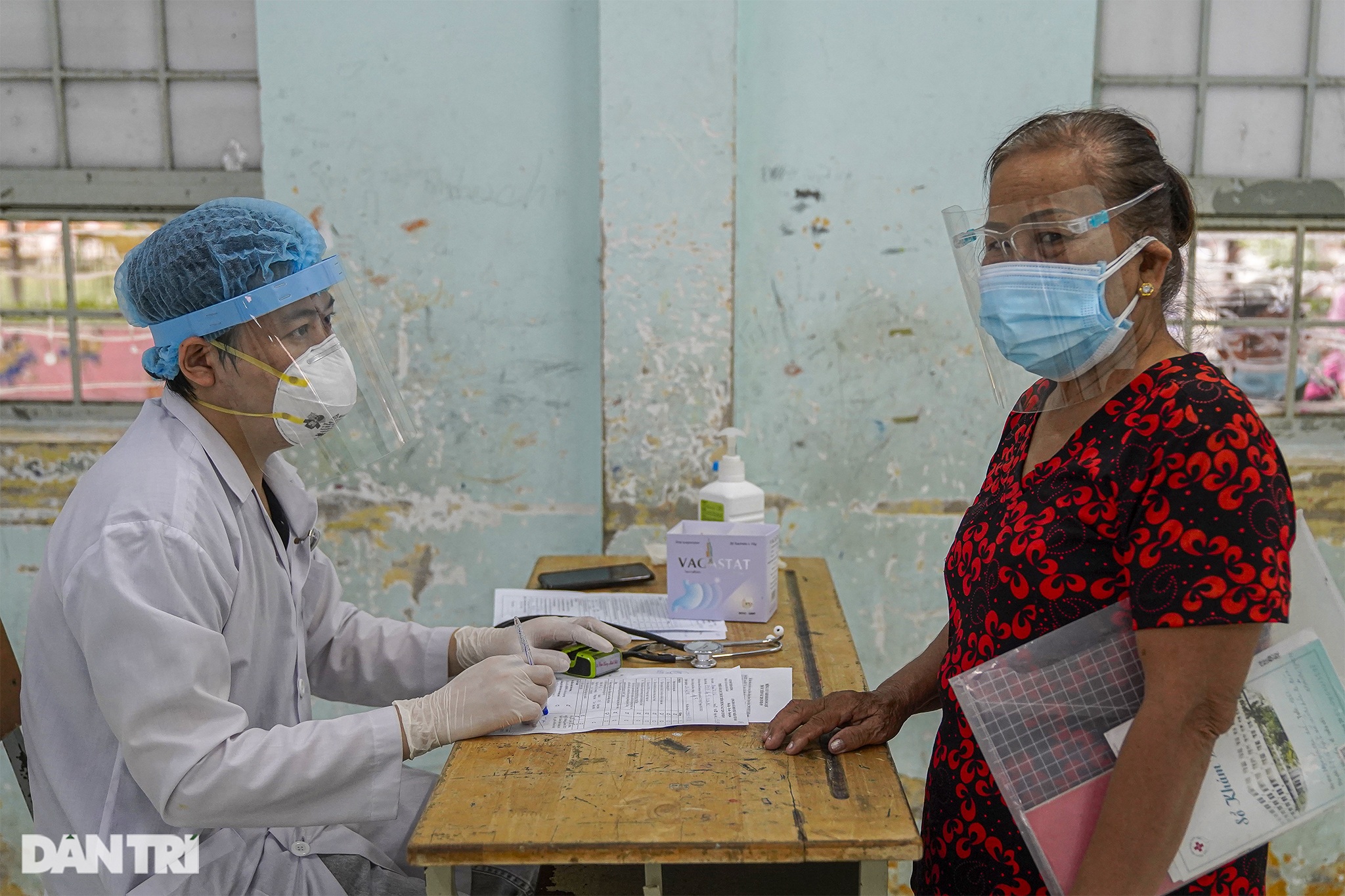 Nhiều người dân TPHCM phải hoãn tiêm vắc xin vì huyết áp cao, bệnh nền - 6 Nhiều người dân TPHCM phải hoãn tiêm vắc xin vì huyết áp cao, bệnh nền - 6