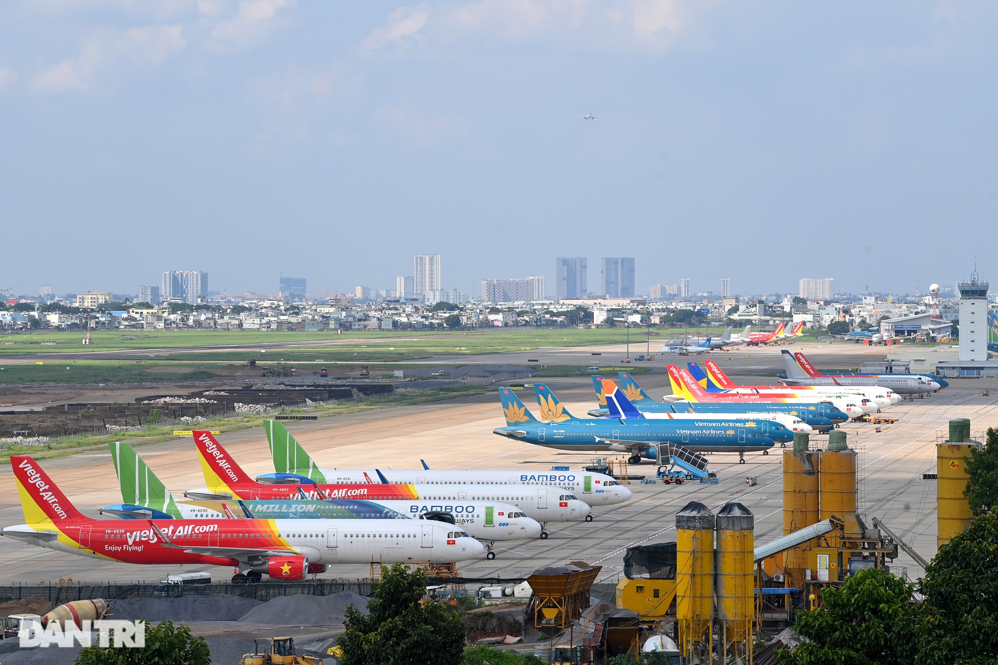 Ám ảnh hàng trăm tàu bay đắp chiếu nằm la liệt tại Nội Bài, Tân Sơn Nhất