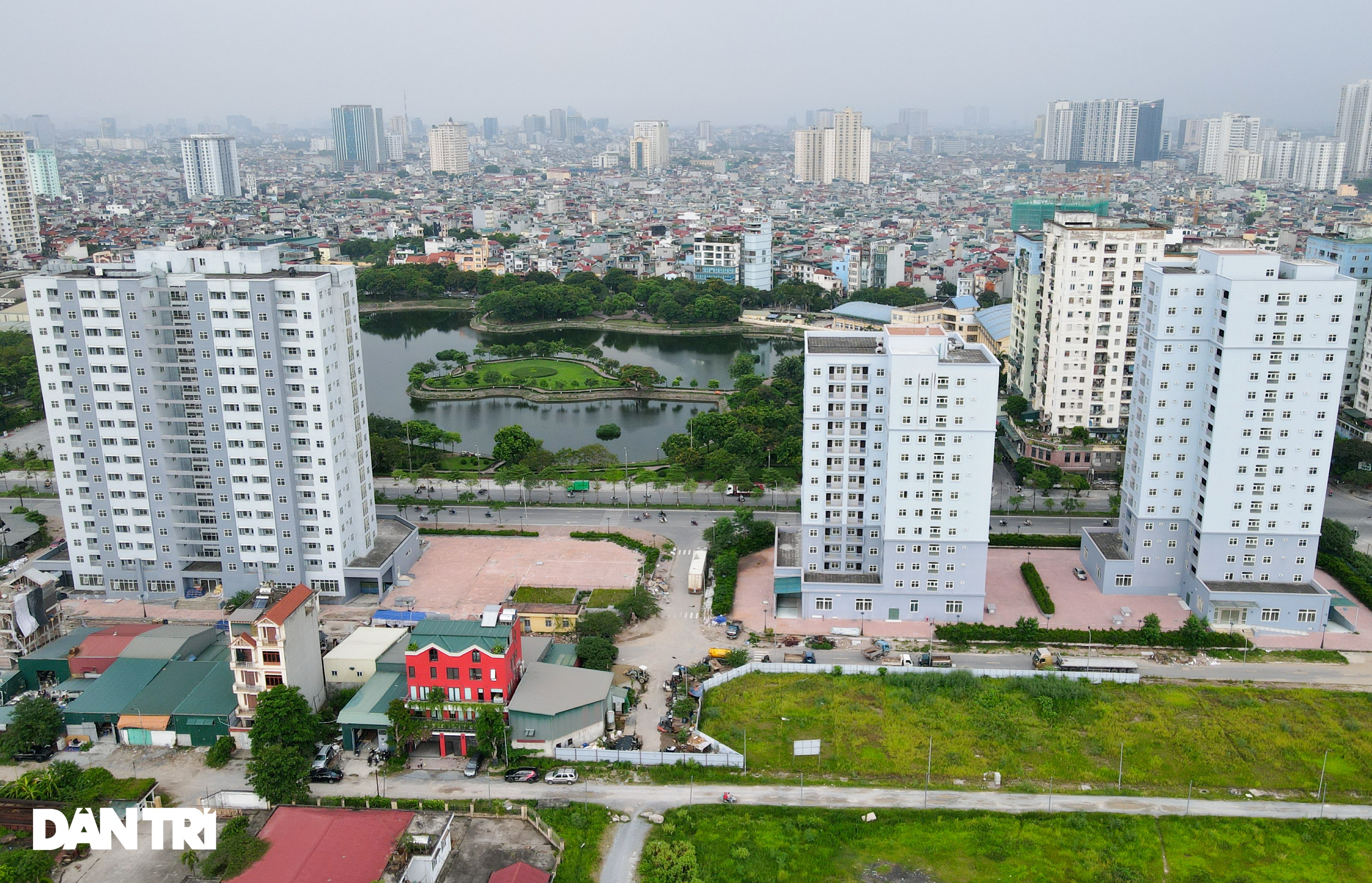 Xót xa hàng loạt khu chung cư cao tầng ở Hà Nội bị bỏ hoang nhiều năm - 1