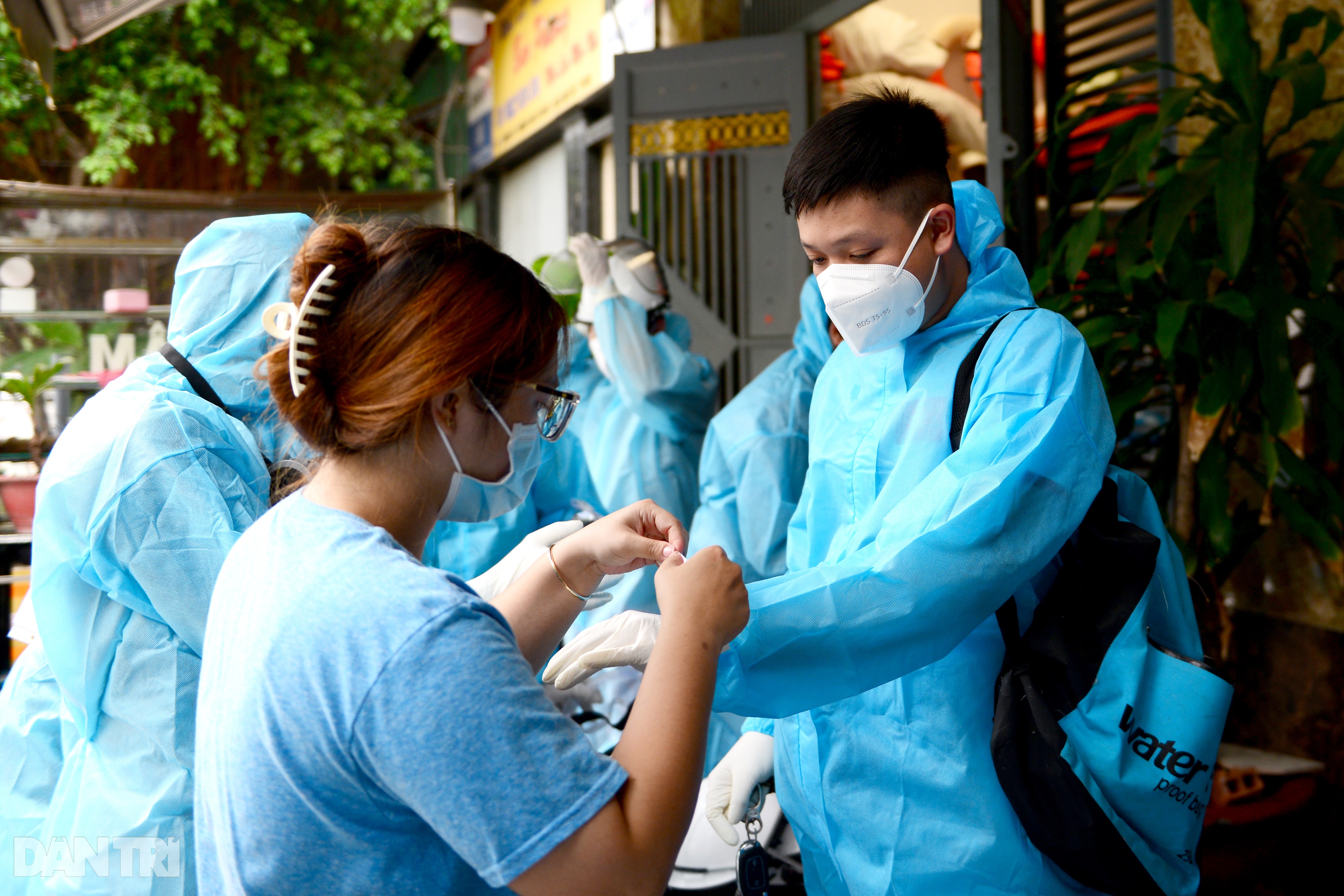 Thiếu niên 15 tuổi tình nguyện tham gia đội khử khuẩn đường phố ở Sài Gòn - 4