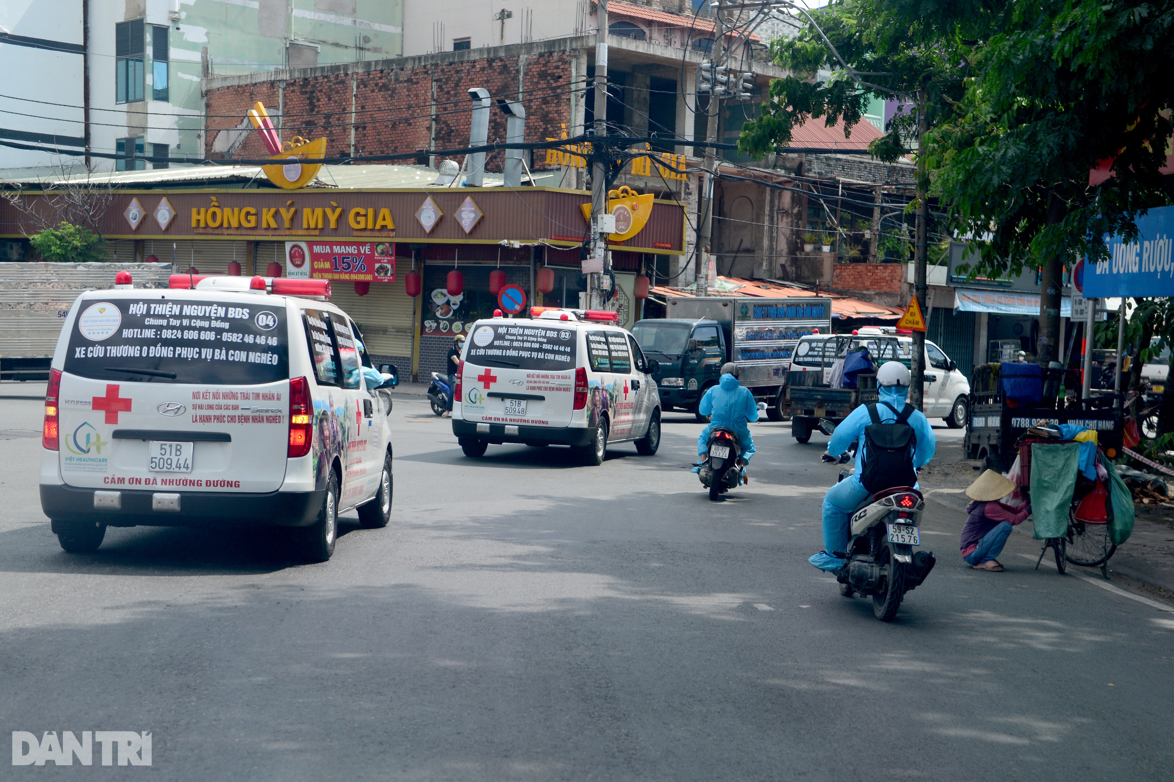 Thiếu niên 15 tuổi tình nguyện tham gia đội khử khuẩn đường phố ở Sài Gòn - 2